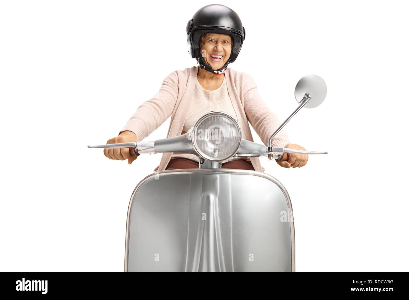 Freundliche ältere Frau mit Helm reiten ein Vintage scooter auf weißem Hintergrund Stockfoto