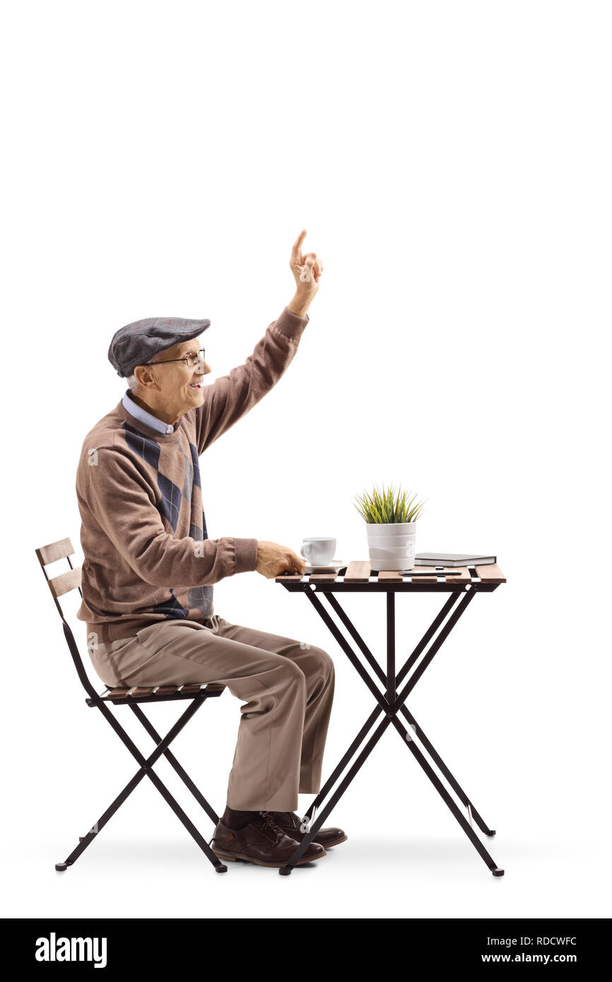 Volle Länge Profil der ein älterer Mann an einem Tisch und gestikulierend sitzt ein Kellner auf weißem Hintergrund zu rufen Stockfoto