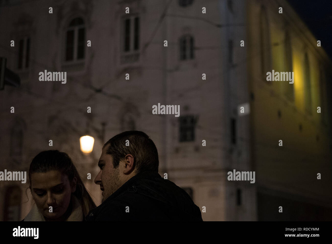 Lissabon, Portugal - 10. Dezember 2016: Paar am Largo do Chiado Stockfoto