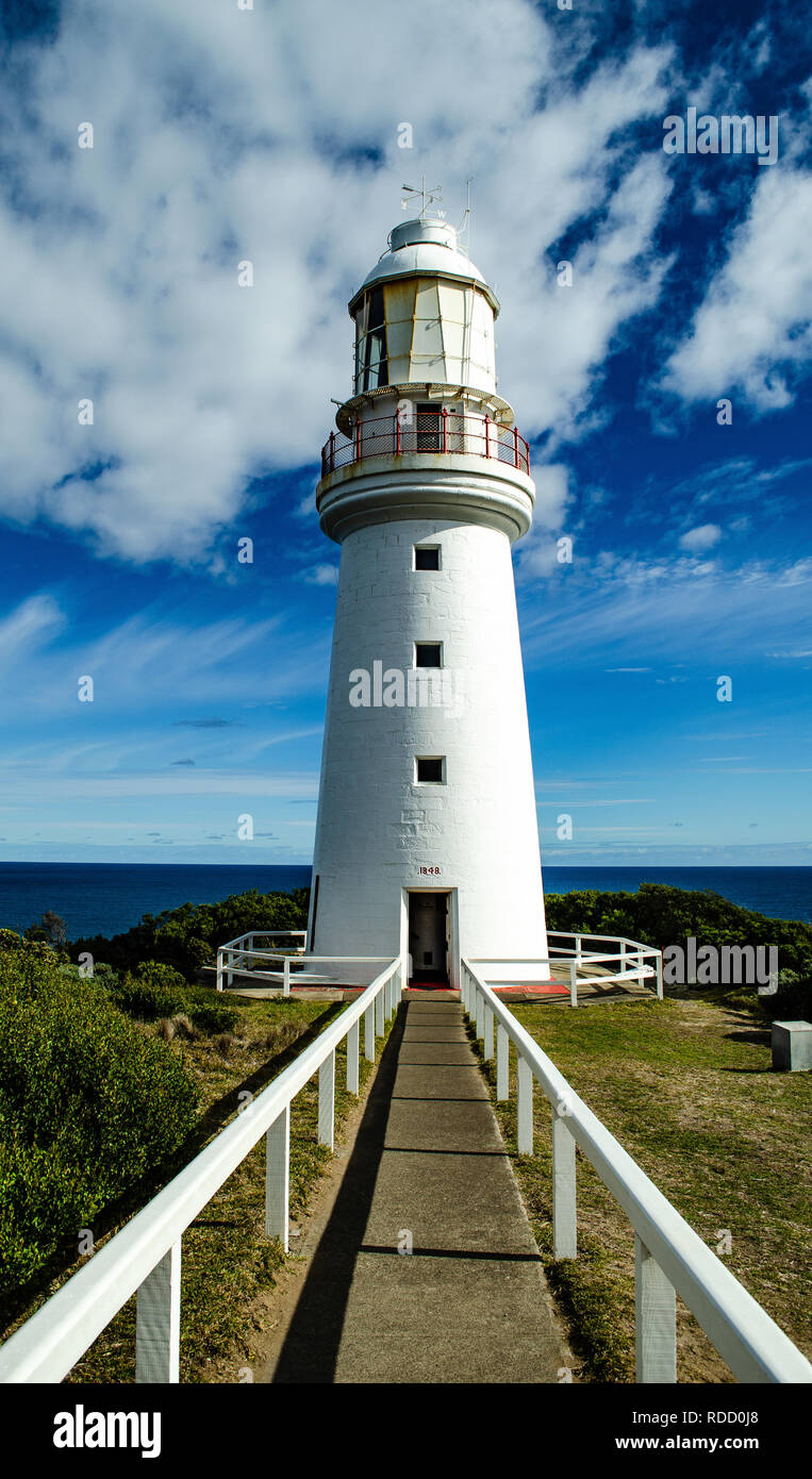 Schönen Leuchtturm mit blauen Himmel im Hintergrund Stockfoto