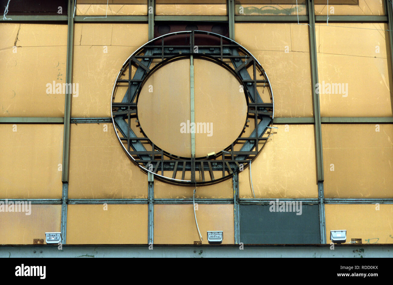 Deutschland, Berlin, Deutsche Demokratische Republik, bleibt der Staat DDR Wappen an der Fassade des Palastes der Republik, der ehemalige Ohren Kranz mit Hammer, Sichel und Kompass, das Gebäude wurde 1973-76 erbaut und benutzt für die Volkskammer der DDR-Parlament, abgerissen, 2006-2008, der Wiederaufbau des Berliner Schlosses hier begann 2013 Stockfoto