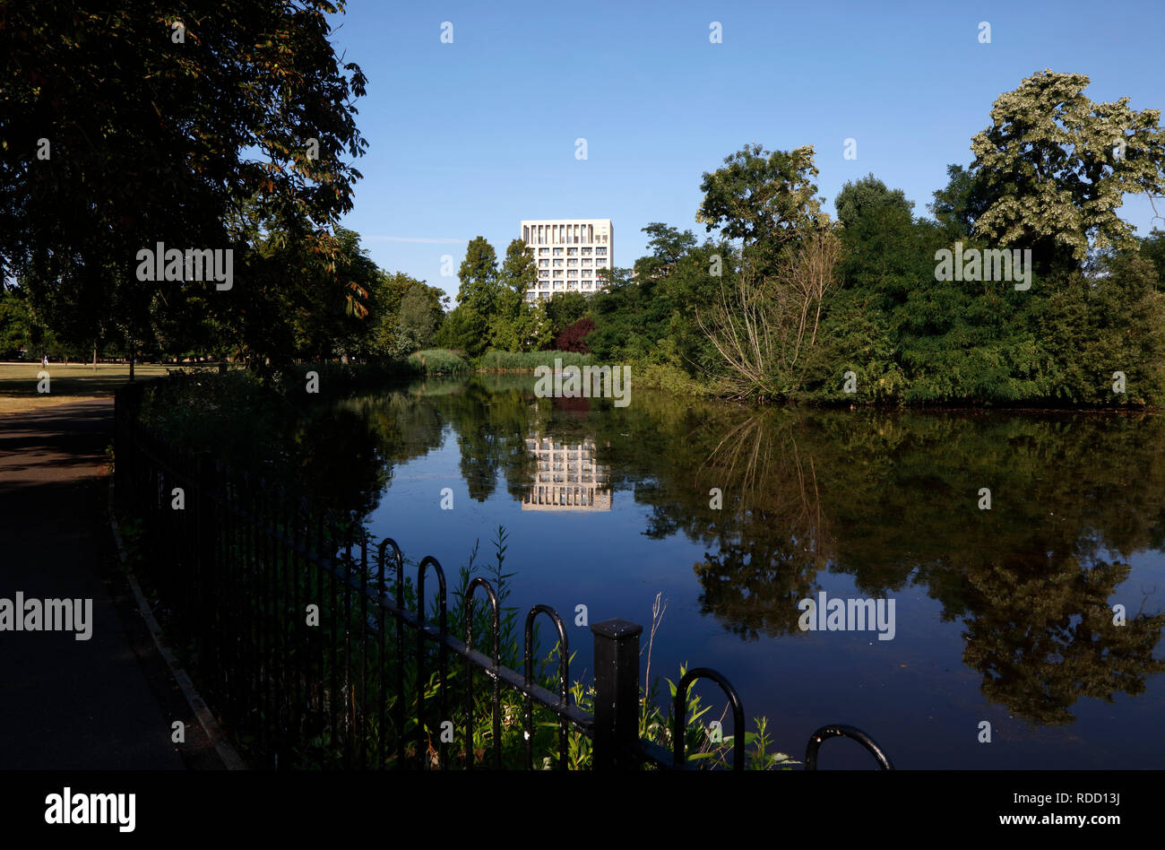 Blick über den See in Clissold Park zu den Königen Crescent Immobilien, Stoke Newington, London, UK Stockfoto