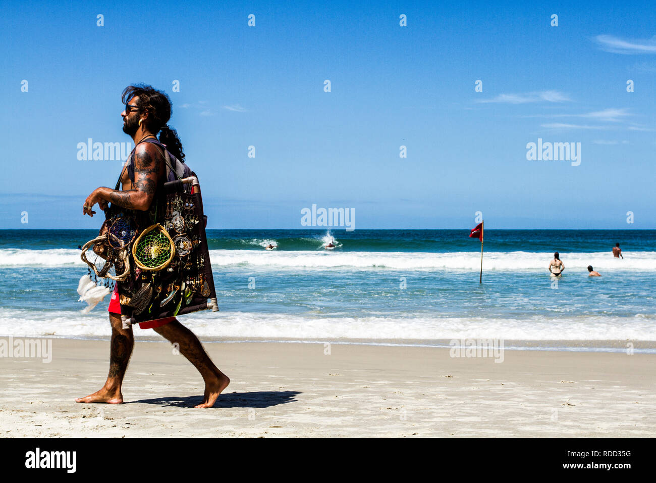 Strandverkäufer zu Fuß am Matadeiro Beach. Florianopolis, Santa Catarina, Brasilien. Stockfoto