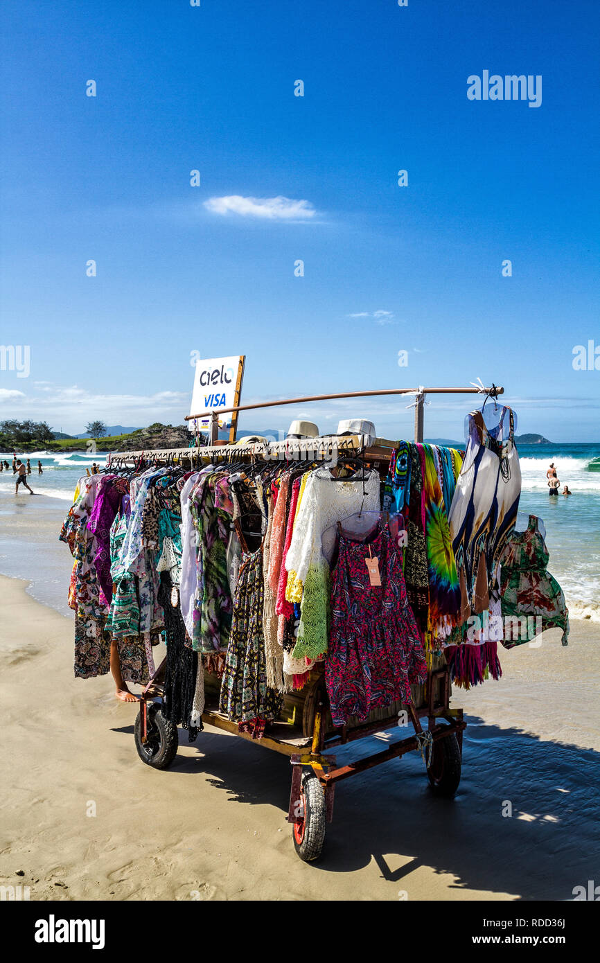 Kleidung zum Verkauf am Matadeiro Beach. Florianopolis, Santa Catarina, Brasilien. Stockfoto