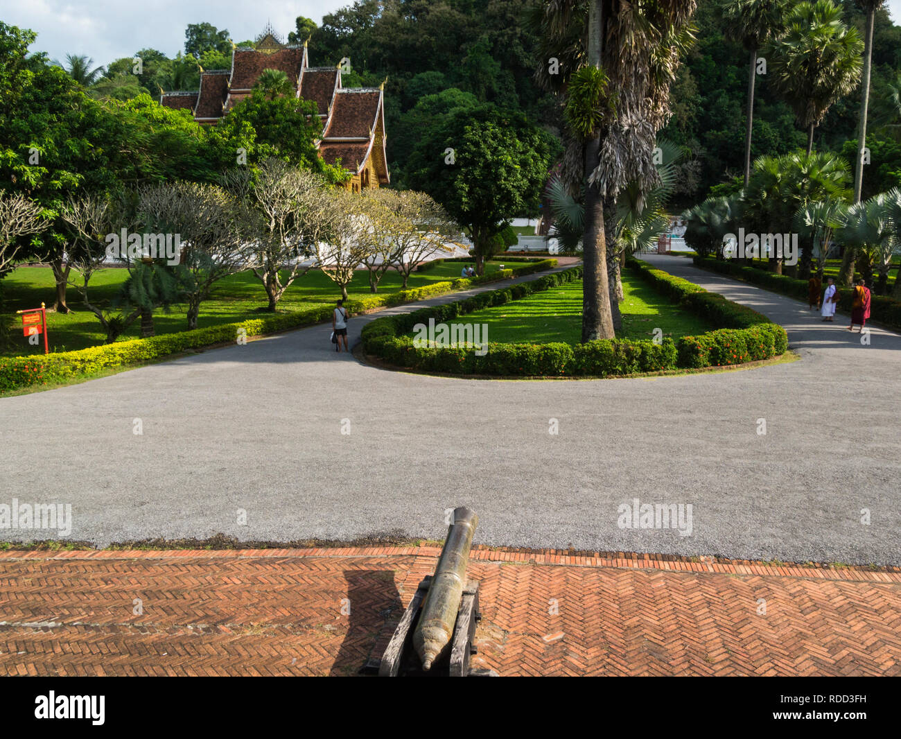 Fahrt zum Hauptgebäude Luang Prabang Royal Palace und National Museum ist ein Satz von Tempel Gebäude im französischen Kolonialstil zurückgehend auf das Jahr 1 Stockfoto