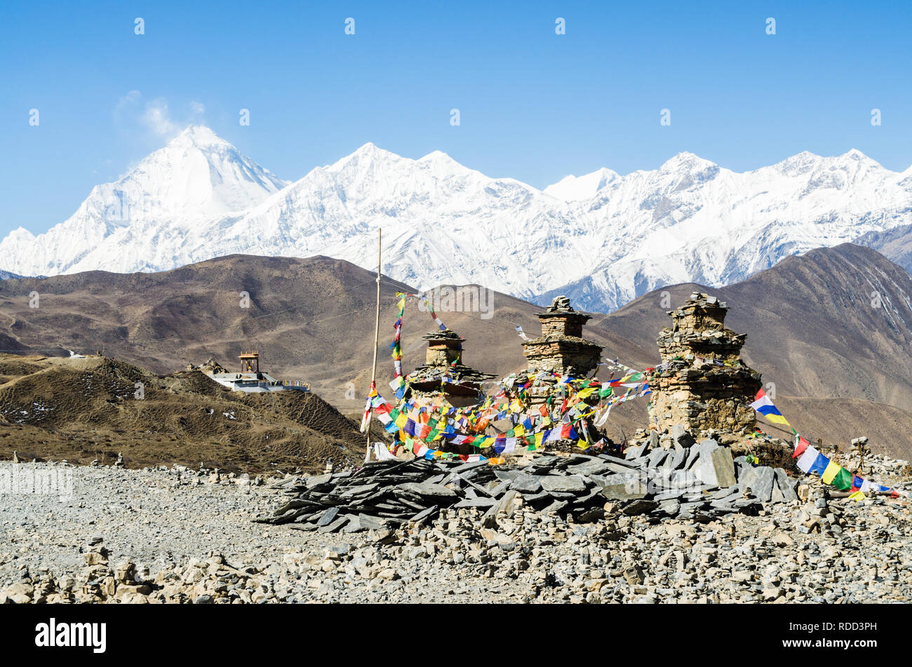 Drei Stein Chörten und Blick auf den Dhaulagiri Peak, Muktinath, Annapurna Circuit, Nepal Stockfoto