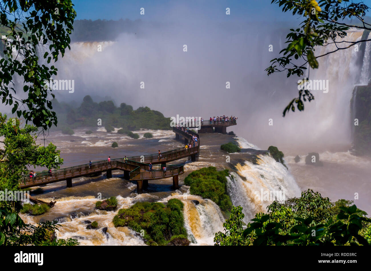 Fernsicht auf die Fußgängerbrücke über die Iguazu Wasserfälle Brasilianische Seite Stockfoto