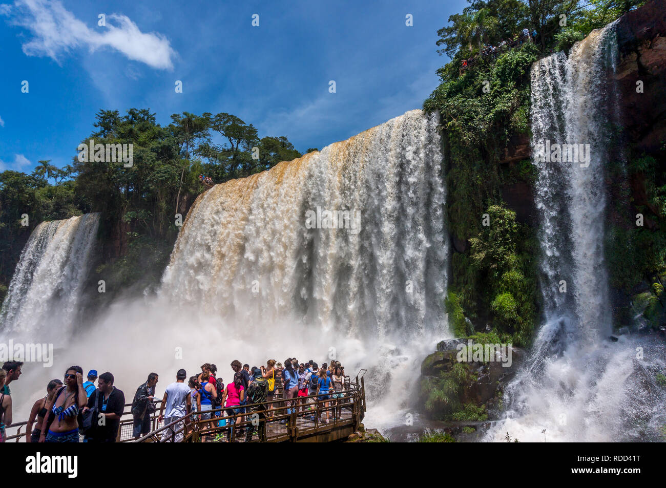Die Leute bewundern die Wasserfälle, die Iguazu Wasserfälle, Argentinischen Seite Stockfoto