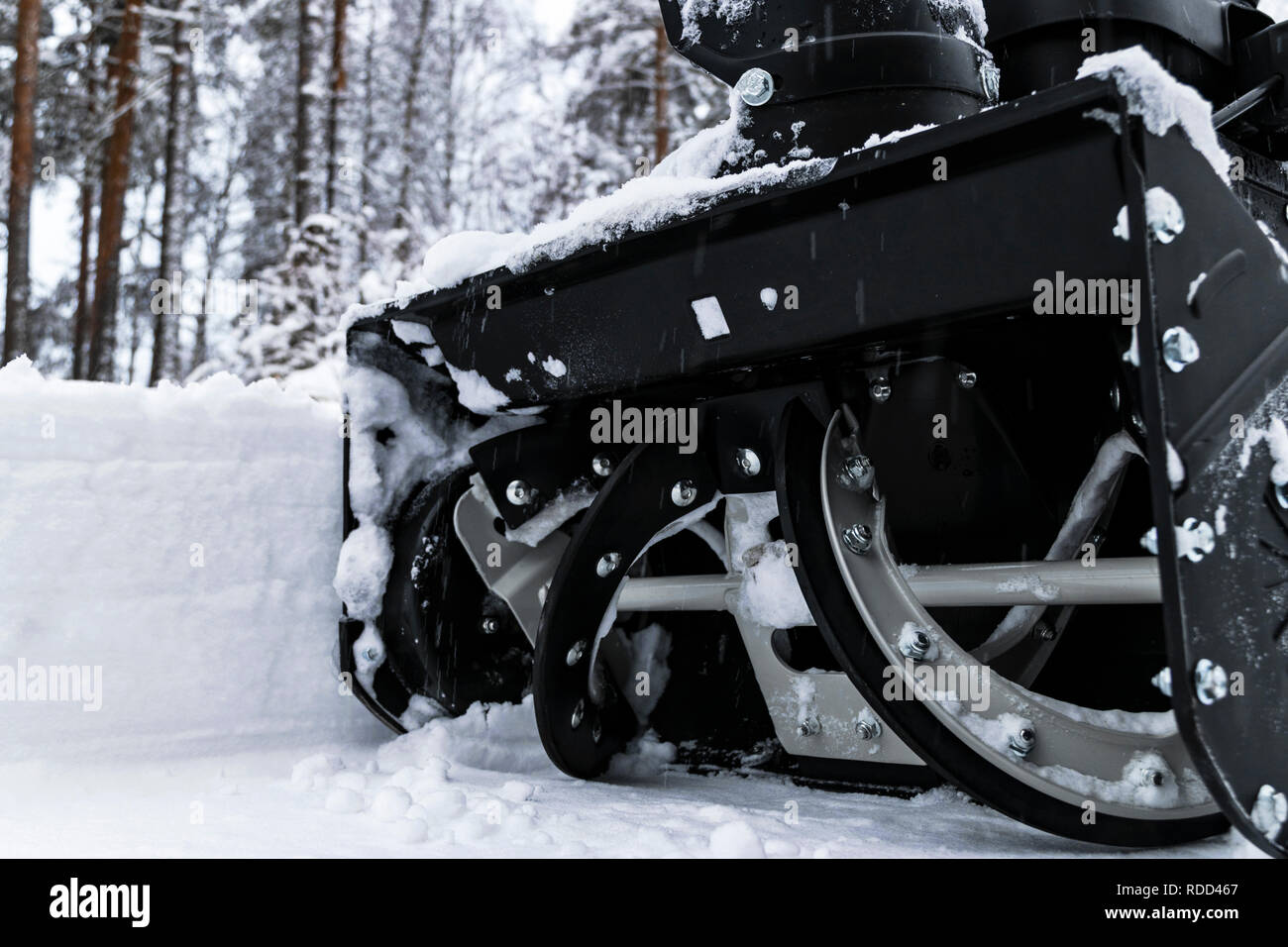 Schneegebläse bei der Arbeit an einem Wintertag. Entfernen von Schnee nach Blizzard Schneefall. Löschen des Eis. Eine Schneekanone ist Clearing eine Fahrstraße nach einem Winter Blizz Stockfoto