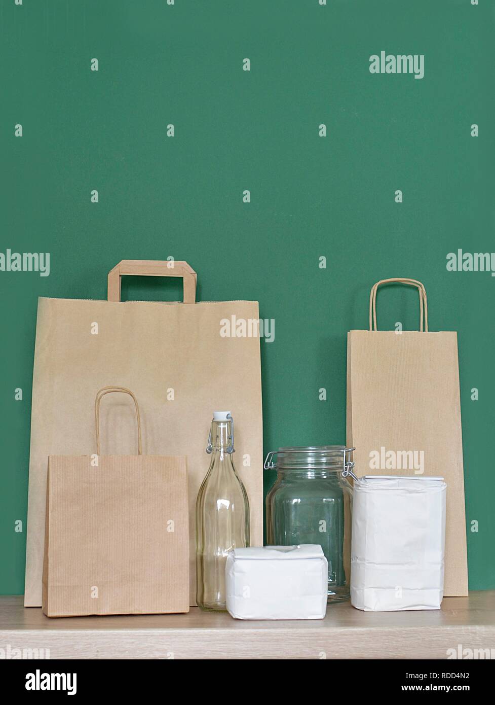 Recyclingpapier, Säcke aus Papier, Papier, Verpackungen, Glas Container Stockfoto