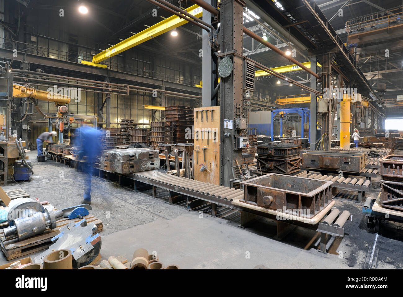 Berlin, Deutschland - 18 April 2013: Produktion von Metallkomponenten in einer Gießerei Stockfoto