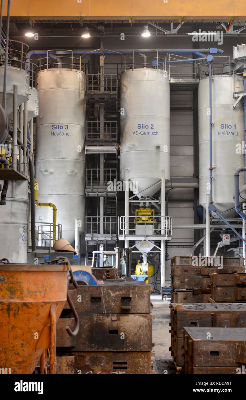 Berlin, Deutschland - 18 April 2013: Produktion von Metallkomponenten in einer Gießerei Stockfoto