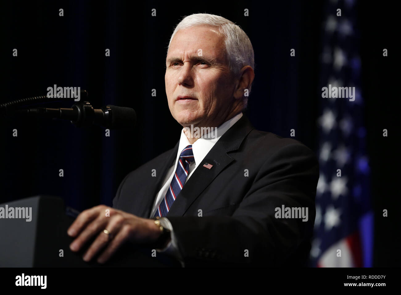 Arlington, Virginia, USA. 17 Jan, 2019. United States Vice President Mike Pence macht einleitende Bemerkungen als US-Präsident Donald J. Trumpf in einer Raketenabwehr Review Ansage an das Pentagon teilnimmt, in Arlington, Virginia, 17. Januar 2019 Credit: Martin H. Simon/CNP/ZUMA Draht/Alamy leben Nachrichten Stockfoto