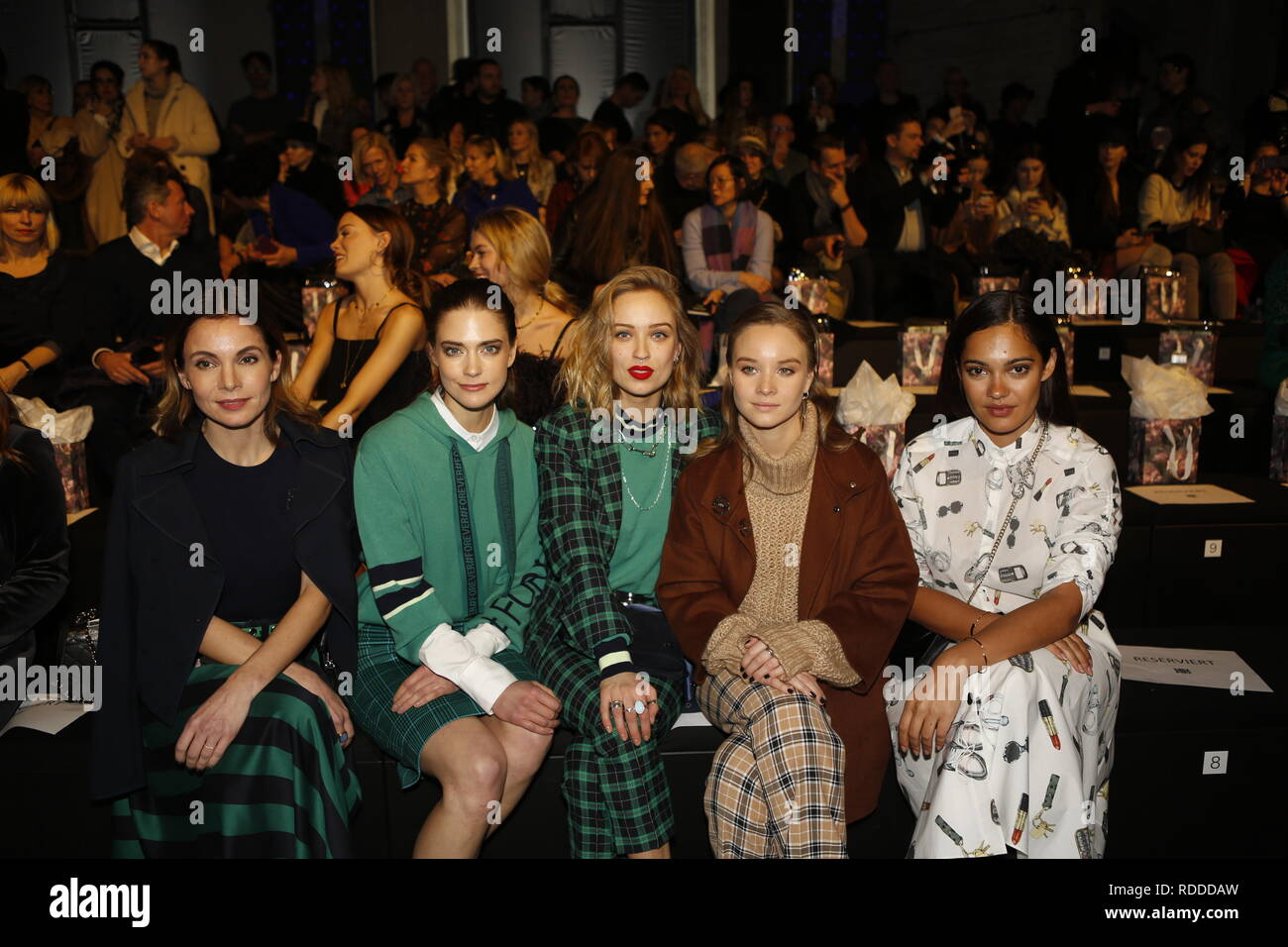 Berlin, Deutschland, 16. Januar 2019, Nadine Warmuth, Laura Berlin, Caro Kult, Sonja Gerhardt und Nilam Farooq besucht die Riani zeigen, während auf der Mercedes-Benz Fashion Week (Mbfw) Herbst/Winter 2019 im eWerk Berlin in Berlin-Mitte. Bild: Sao Struck/Alamy leben Nachrichten Stockfoto