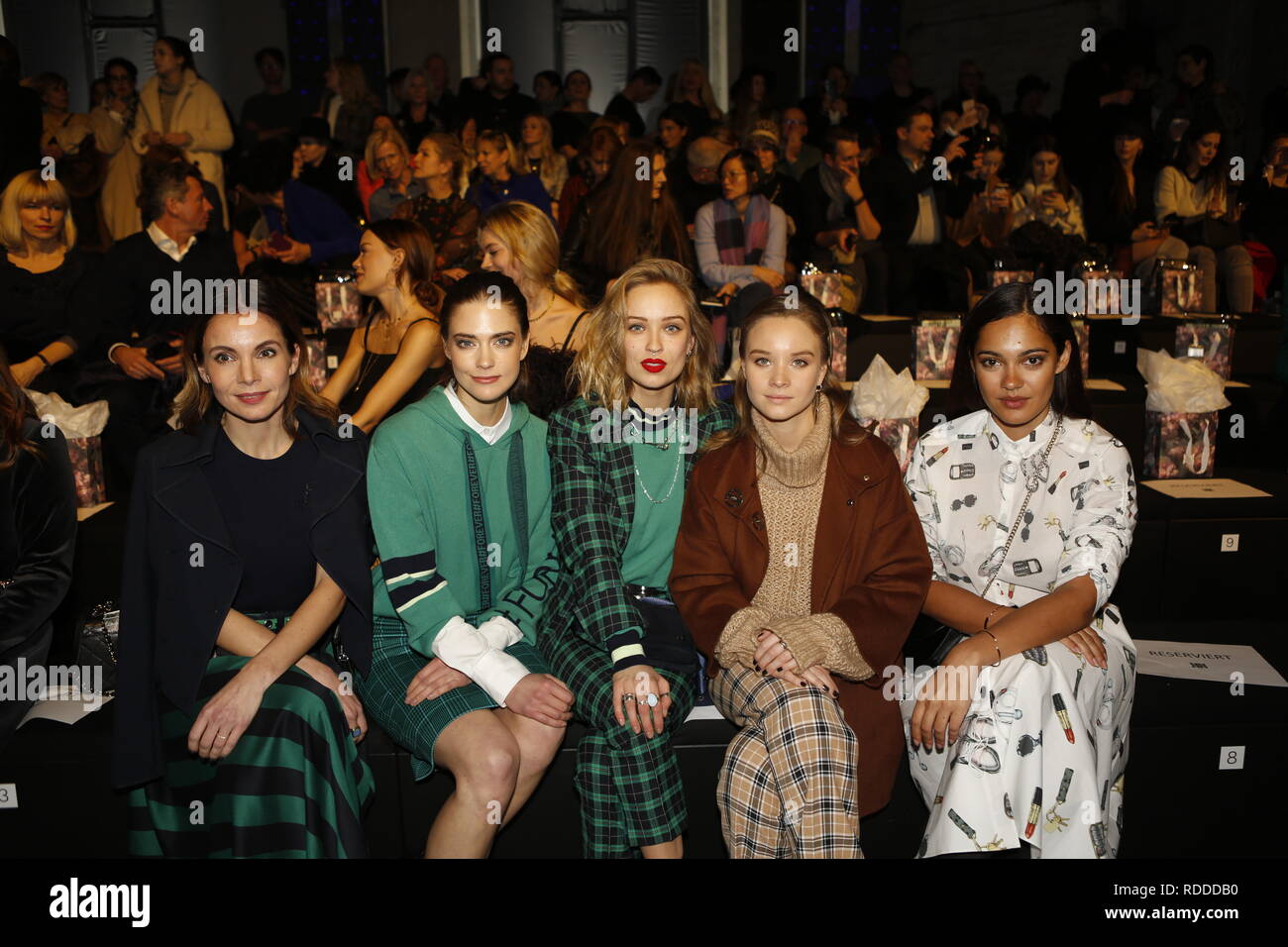 Berlin, Deutschland, 16. Januar 2019, Nadine Warmuth, Laura Berlin, Caro Kult, Sonja Gerhardt und Nilam Farooq besucht die Riani zeigen, während auf der Mercedes-Benz Fashion Week (Mbfw) Herbst/Winter 2019 im eWerk Berlin in Berlin-Mitte. Bild: Sao Struck/Alamy leben Nachrichten Stockfoto