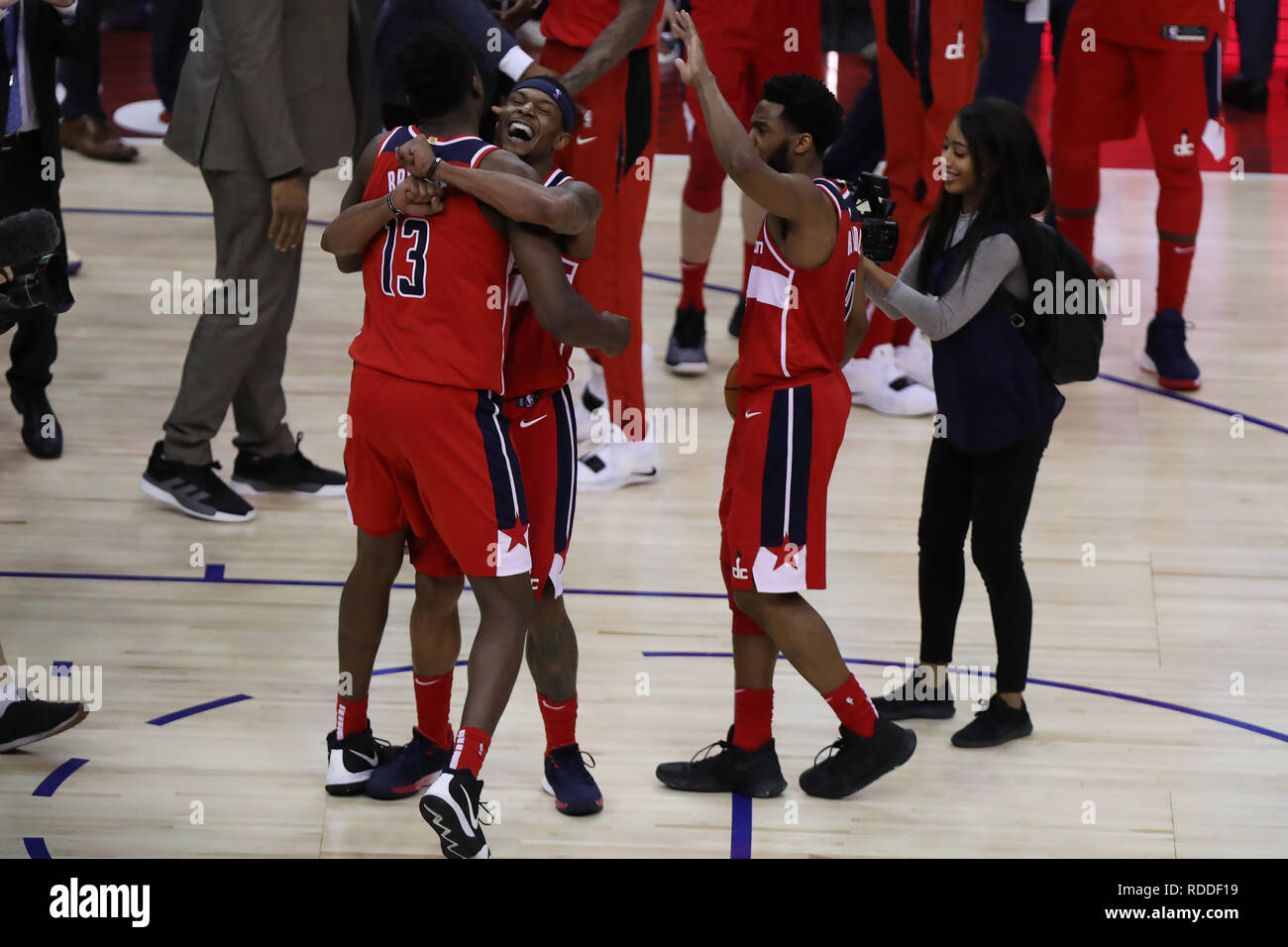 London, Großbritannien. 17. Januar 2019, die O2 Arena, London, England; NBA-Spiel in London, Washington Wizards vs. New York Knicks; Thomas Bryant von den Washington Wizards feiert den Gewinn mit Bradley Beal Credit: Aktion Plus Sport Bilder/Alamy leben Nachrichten Stockfoto