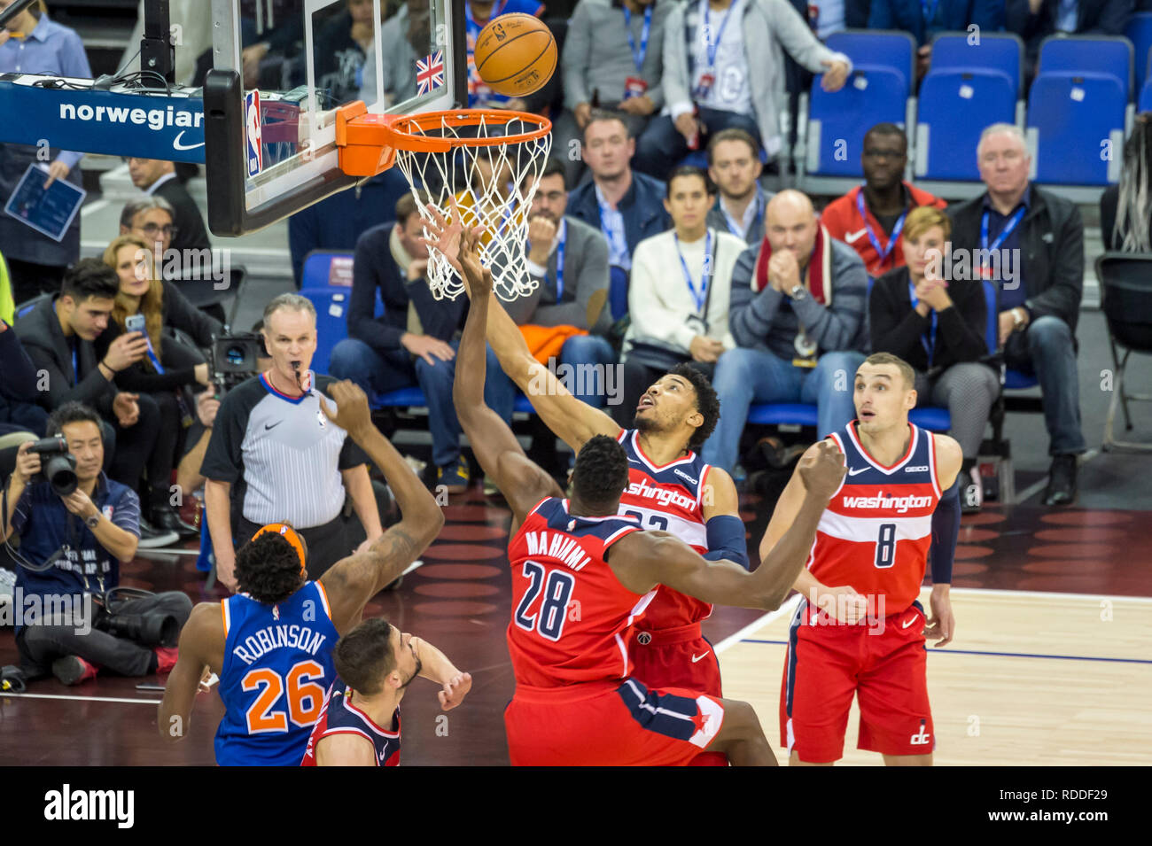 Londo, UK. 17. Januar 2019. Otto Porter jr., Zauberer "Vorwärts, Nr. 22, und Ian Mahinmi, Wizards' Center, Nr. 28, Springen für die Kugel während ein NBA Basketball, NBA London 2019, zwischen Washington Wizards und New York Knicks in der O2 Arena. Endergebnis: Zauberer 101 Knicks 100. Credit: Stephen Chung/Alamy leben Nachrichten Stockfoto