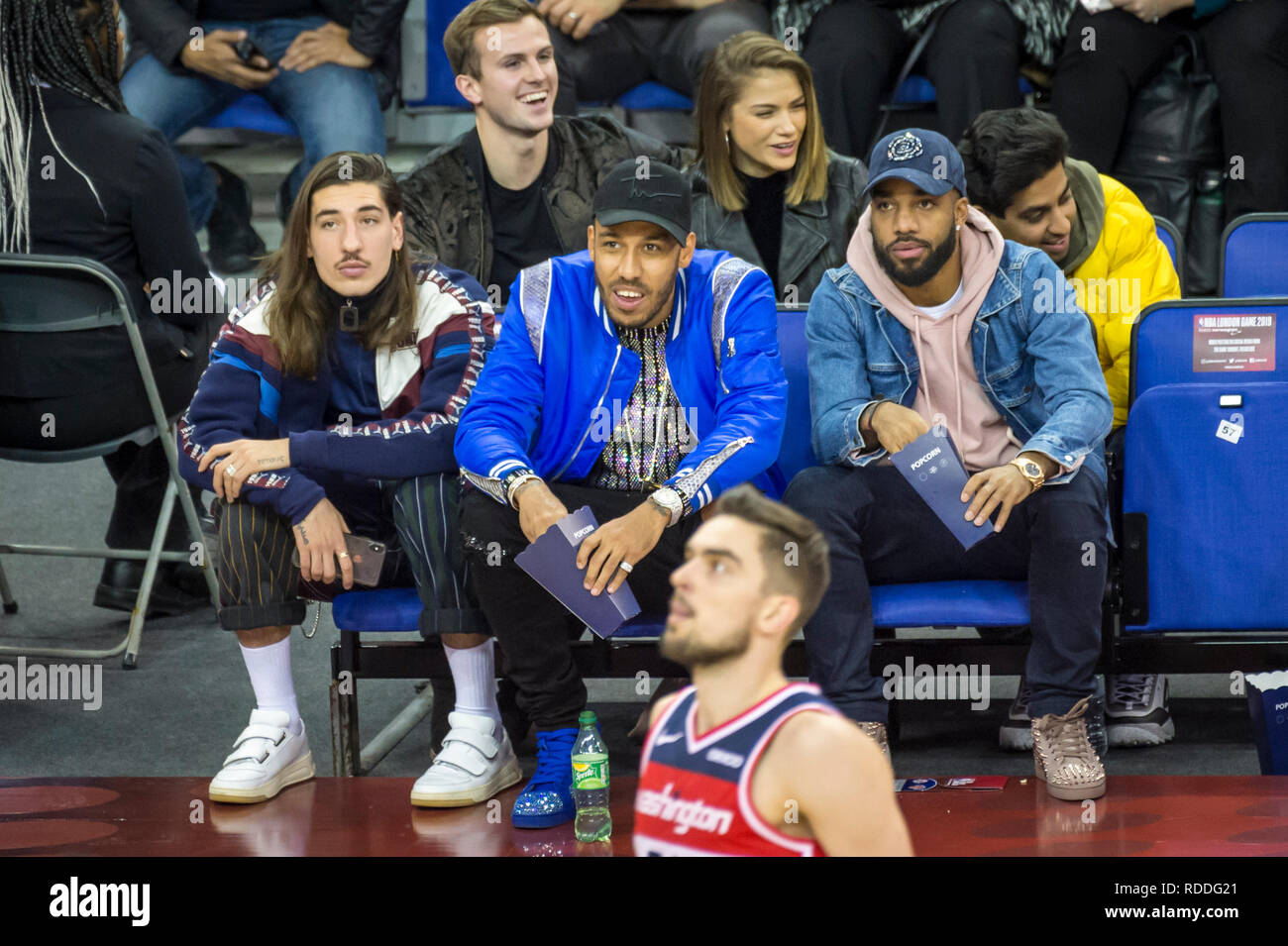 London, Großbritannien. 17. Januar 2019. (L und R) Hector Bellerin, Pierre-Emerick Aubameyang und Alexander Lacazette, Arsenal Fußballer, Watch ein NBA Basketball, NBA London 2019, zwischen Washington Wizards und New York Knicks in der O2 Arena. Endergebnis: Zauberer 101 Knicks 100. Credit: Stephen Chung/Alamy leben Nachrichten Stockfoto