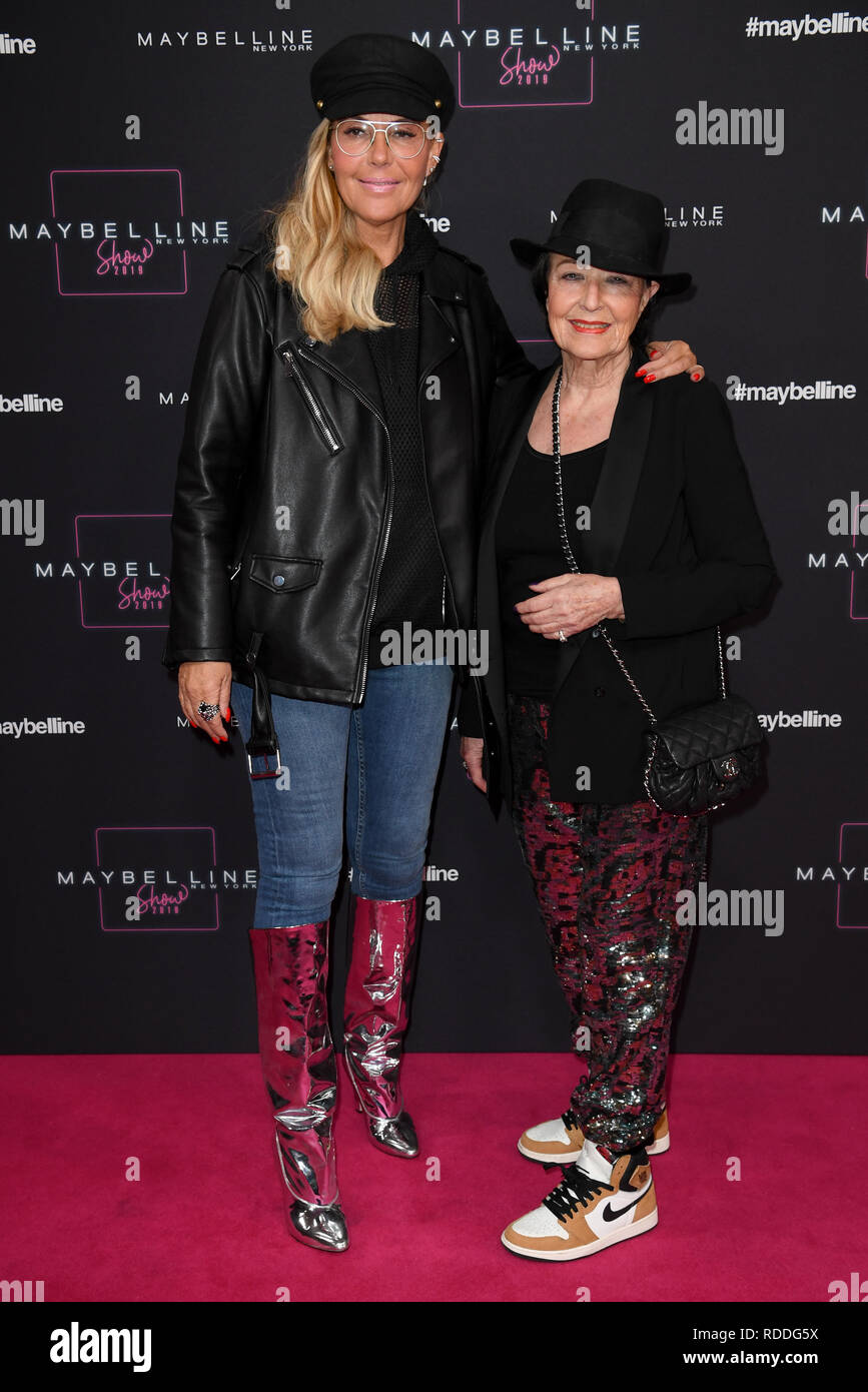 Berlin, Deutschland. 17 Jan, 2019. Natascha Ochsenknecht (l) und ihre  Mutter und Bärbel Wierichs, um die Show der Kosmetik Firma 'Maybelline'  kommen. Die Kollektionen für Herbst/Winter 2019/2020 wird an der Berlin  Fashion