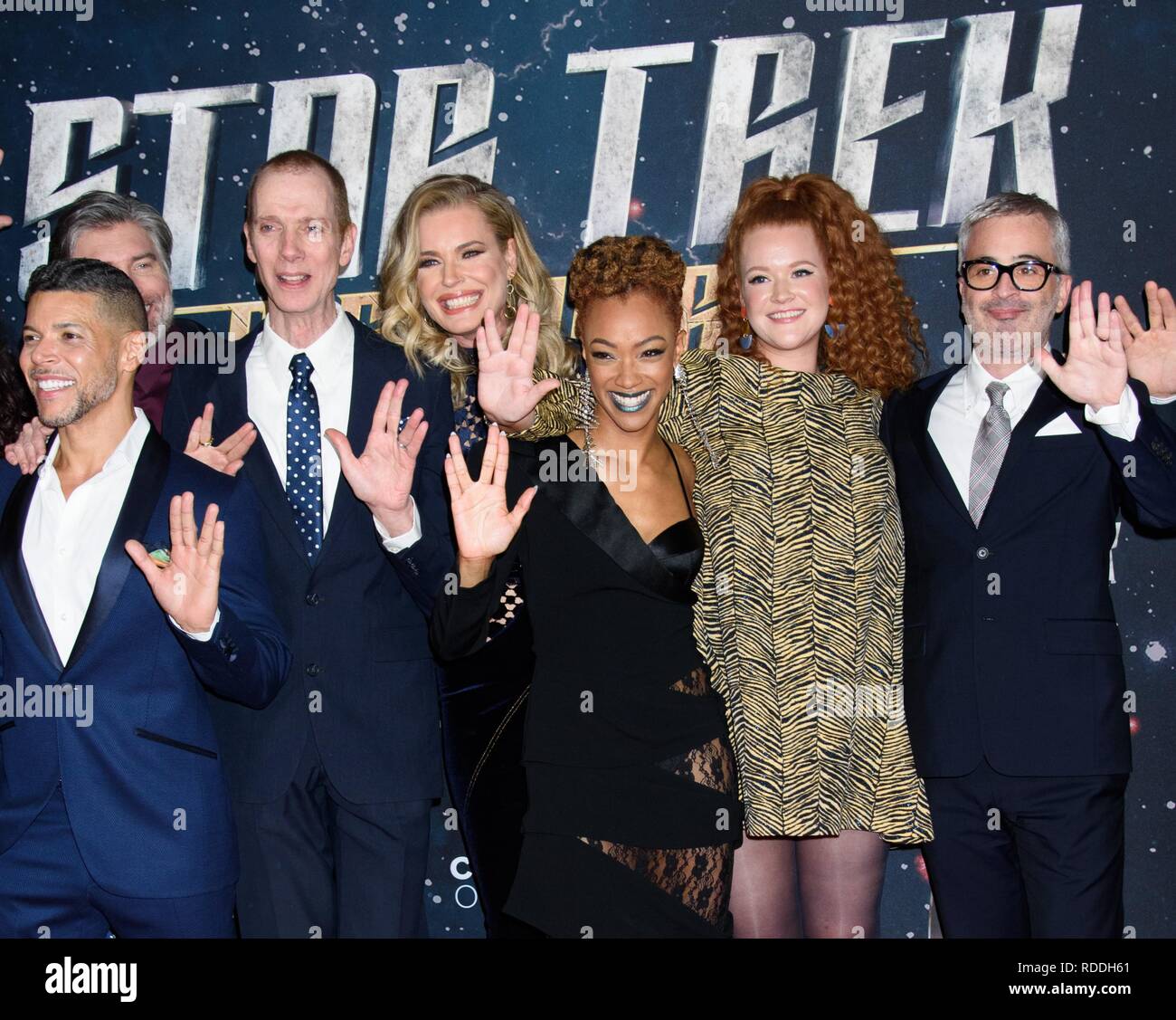 New York, NY, USA. 17 Jan, 2019. Wilson Cruz, Anson Mount, Doug Jones, Rebecca Romijn, Sonequa Martin-Green, Maria Wiseman, Alex Kurtzman in der Ankunftshalle für STAR TREK: DISCOVERY Offizielle Saison 2 Premiere Screening, Conrad New York, New York, NY 17. Januar 2019. Credit: RCF/Everett Collection/Alamy leben Nachrichten Stockfoto