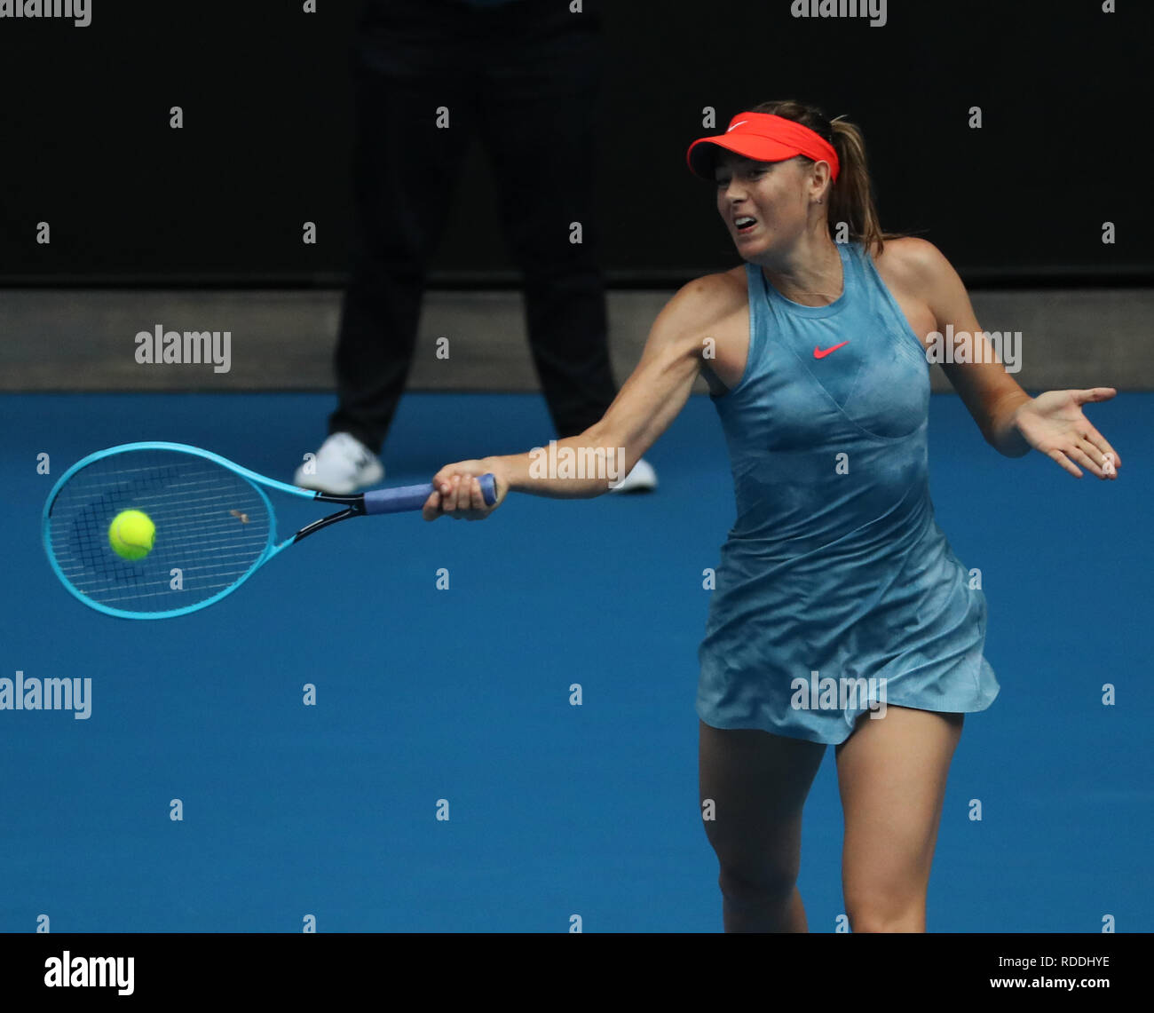 Melbourne Park, Melbourne, Australien. Jan, 2019 18. Australian Open Tennis, Tag 5; Maria Sharapova von Russland liefert die Kugel gegen Caroline Wozniacki aus Dänemark Credit: Aktion plus Sport/Alamy leben Nachrichten Stockfoto