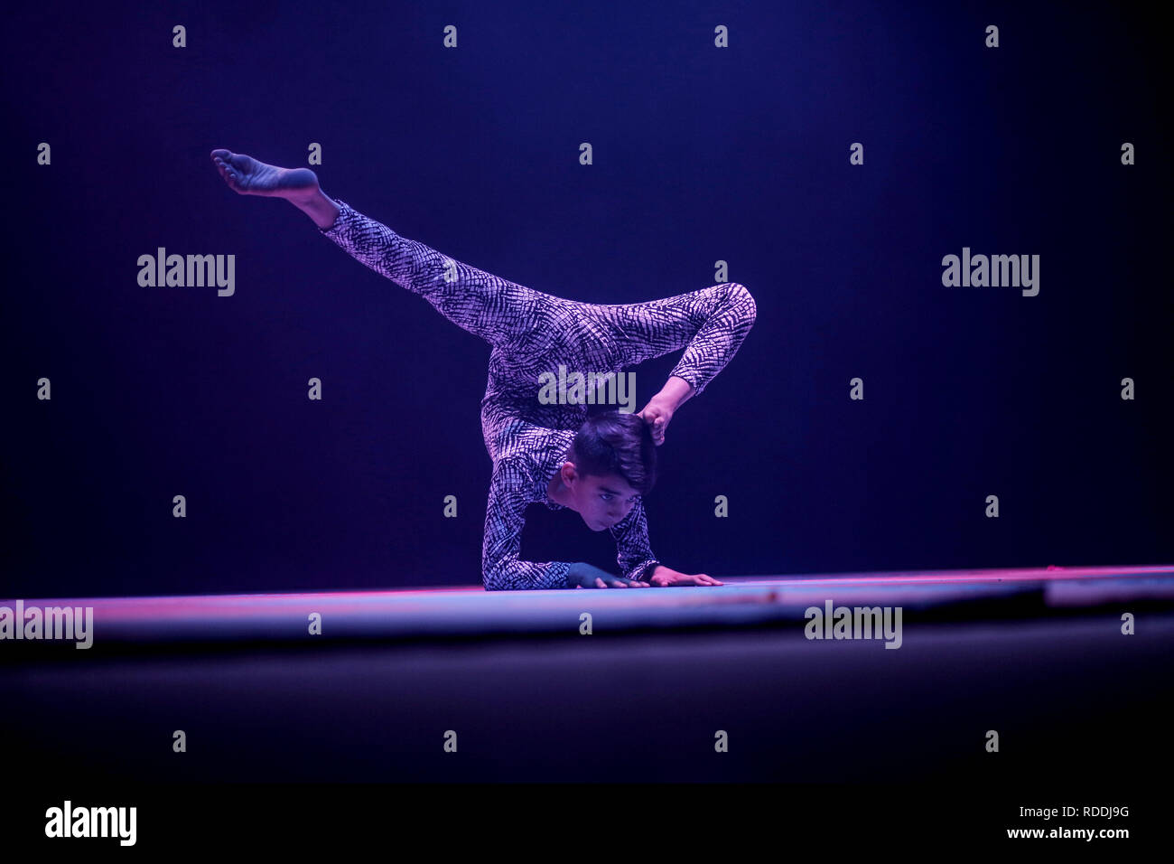 Ein Student gesehen bei Rashad Shawa Kulturzentrum in Teil einer Show, die den gazastreifen Sterne Circus Schule organisiert. Dies ist die erste und einzige Schule in das Circus Theater im Gazastreifen mit 25 Studenten, die sind ein Teil von ihm. Stockfoto