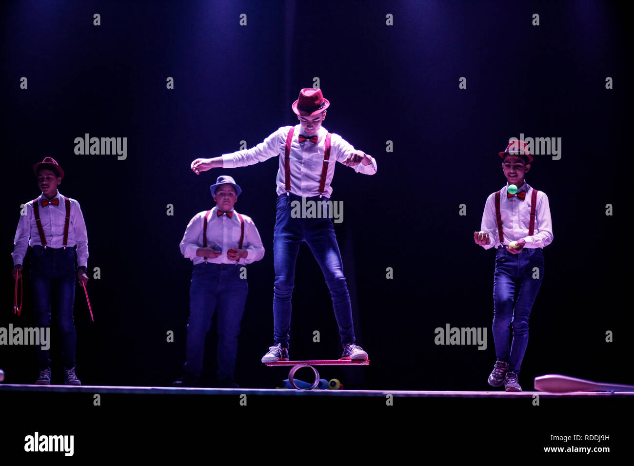 Studenten gesehen bei Rashad Shawa Kulturzentrum in Teil einer Show, die den gazastreifen Sterne Circus Schule organisiert. Dies ist die erste und einzige Schule in das Circus Theater im Gazastreifen mit 25 Studenten, die sind ein Teil von ihm. Stockfoto