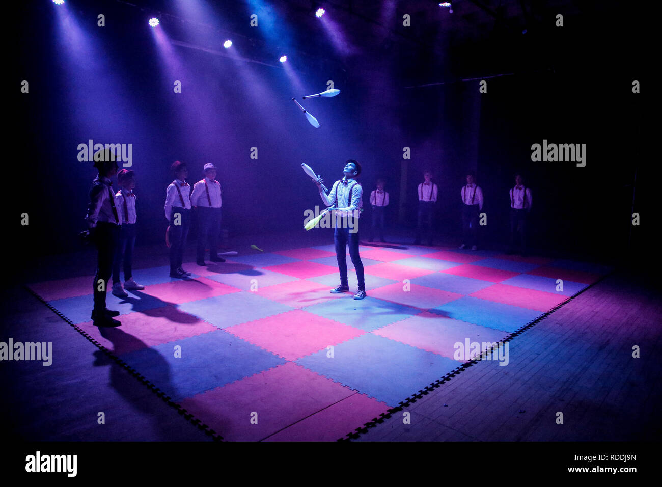 Ein Student gesehen Jonglieren bei Rashad Shawa Kulturzentrum in Teil einer Show, die den gazastreifen Sterne Circus Schule organisiert. Dies ist die erste und einzige Schule in das Circus Theater im Gazastreifen mit 25 Studenten, die sind ein Teil von ihm. Stockfoto