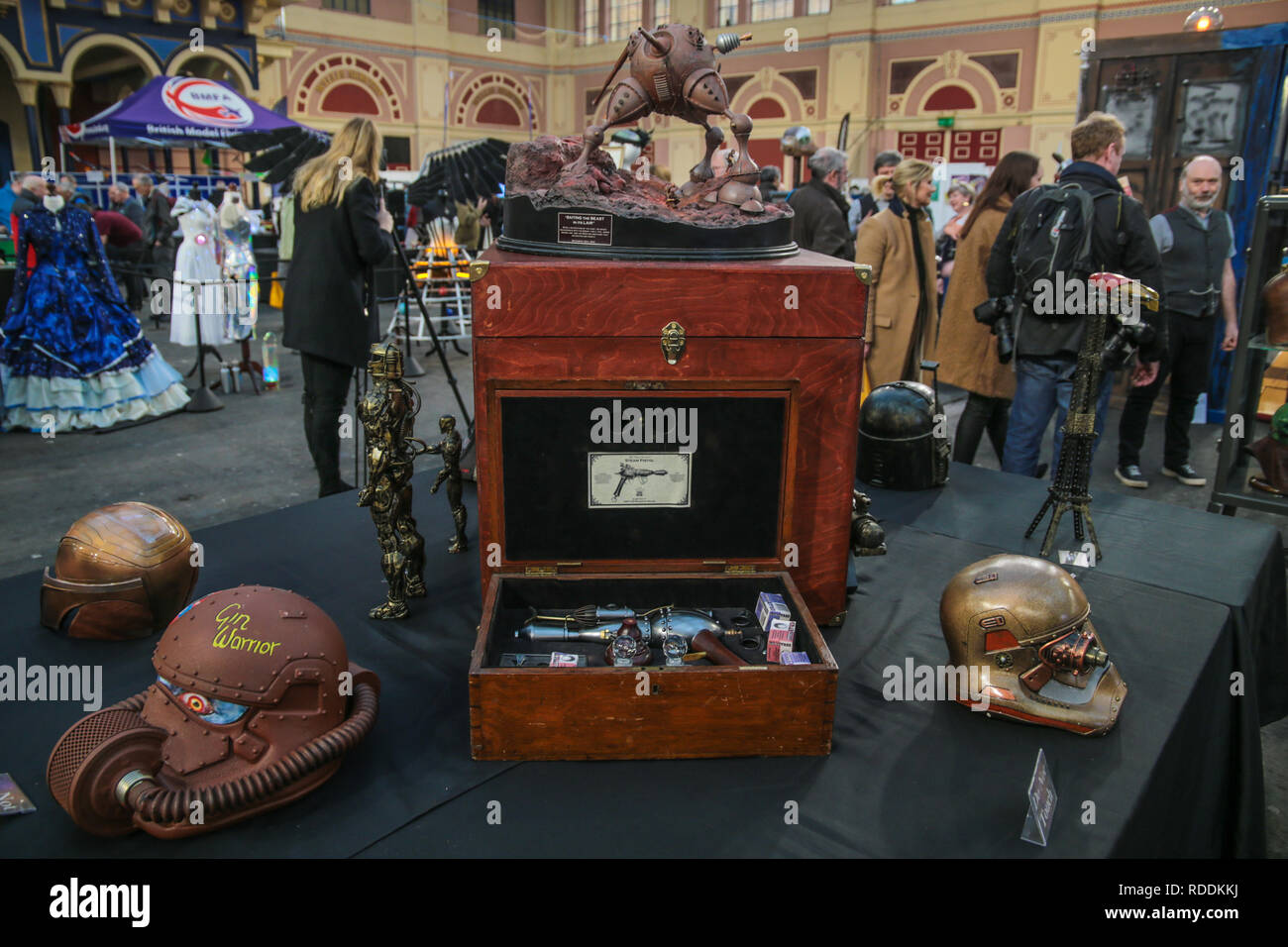 London, Großbritannien, 18. Januar 2019 das Ministerium für Steampunk zeigen eine erstaunliche Anzeige von Kunstwerken, Kostüme und nie zuvor gesehene Modelle, links Besucher rechtschreibprüfung gebunden. Steampunk nimmt die Vergangenheit und wickelt ihn in einem neuen Fantasie, eine Geschichte, die gewesen sein sollte. Das Ministerium für Steampunk ist ein Kollektiv, die von Designern, Ingenieuren und Künstlern, die völlig einzigartig und original Versionen einiger der beliebtesten Geschichte und populäre Kultur zeigt, Geschichten und Momente neu erstellen. Credit: Paul Quezada-Neiman/Alamy leben Nachrichten Stockfoto