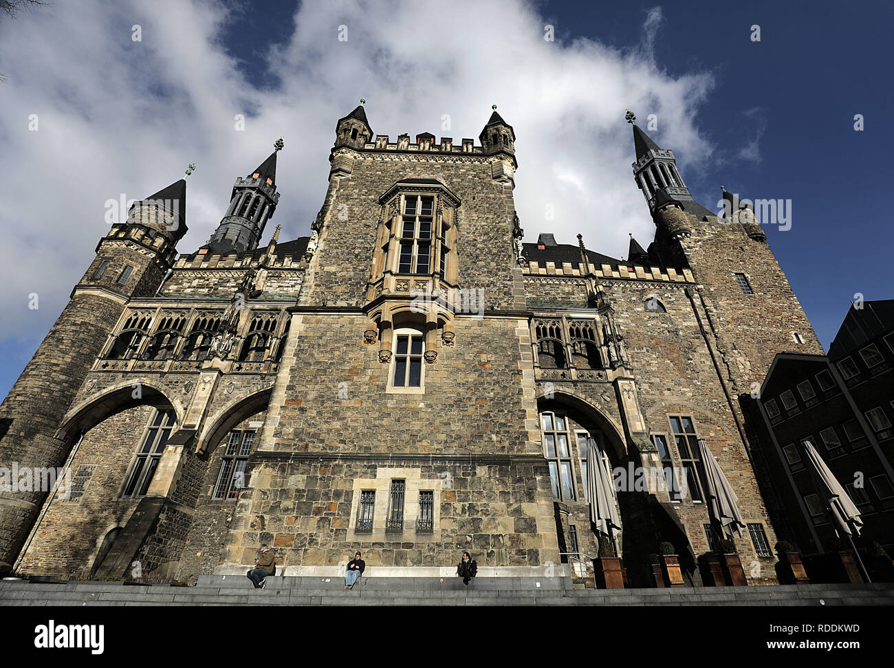 Aachen, Deutschland. Jan, 2019 18. Wolken ziehen über das Rathaus. Bundeskanzlerin Merkel und der französische Präsident Längestrich beabsichtigen die erneuerte Freundschaft Vertrag zum Zeichen zwischen den beiden Ländern in Aachen am Dienstag (22.01.2019). Credit: Oliver Berg/dpa/Alamy leben Nachrichten Stockfoto