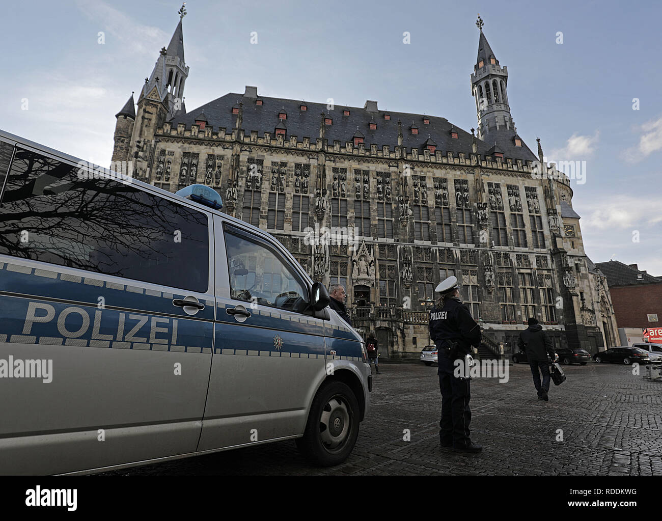 Aachen, Deutschland. Jan, 2019 18. Eine Polizistin und ein Polizeiauto stehen vor dem Rathaus auf dem Marktplatz. Bundeskanzlerin Merkel und der französische Präsident Längestrich beabsichtigen die erneuerte Freundschaft Vertrag zum Zeichen zwischen den beiden Ländern in Aachen am Dienstag (22.01.2019). Credit: Oliver Berg/dpa/Alamy leben Nachrichten Stockfoto