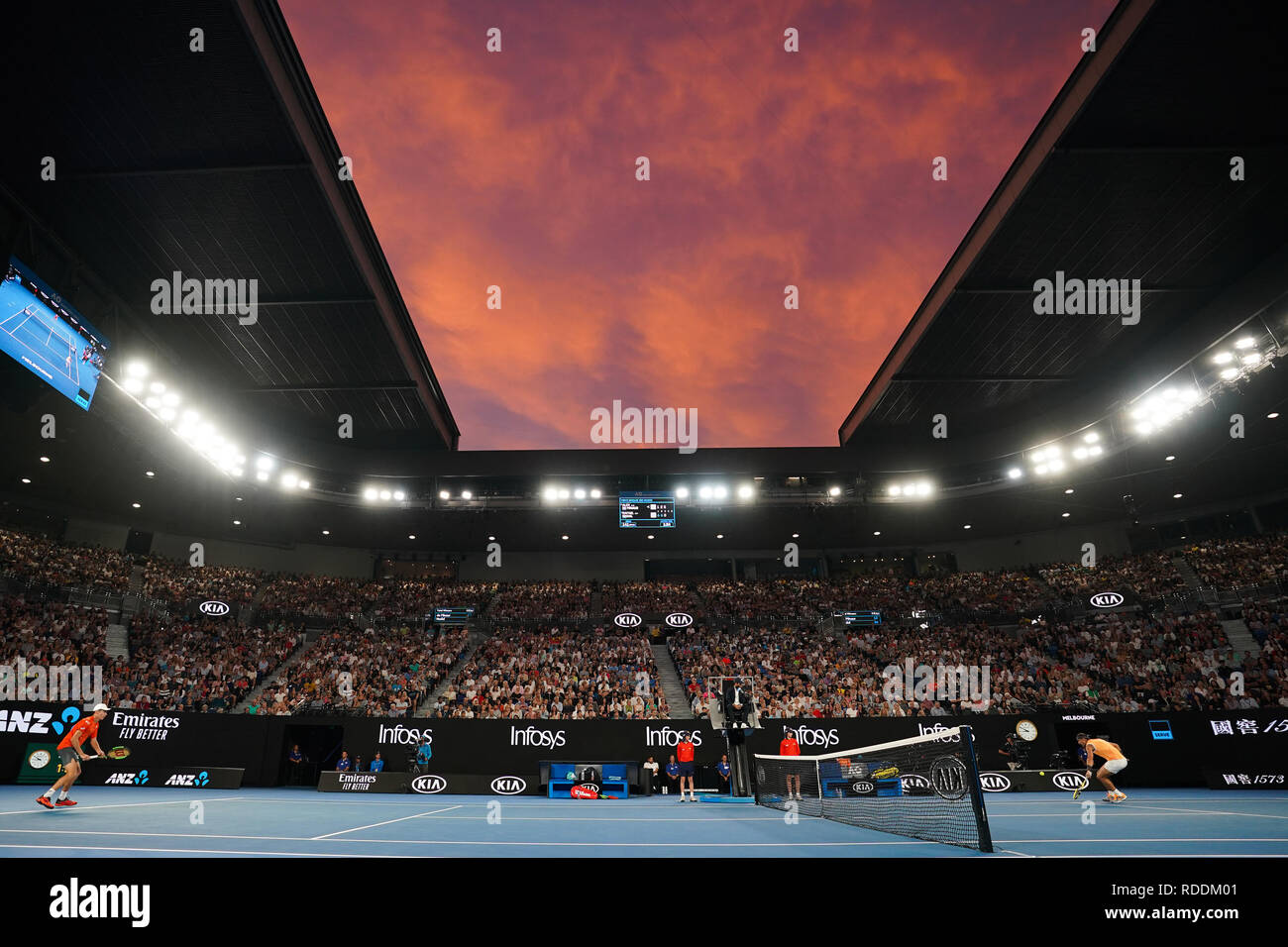 Melbourne, Australien. Jan, 2019 18. Rafael Nadal (R) von Spanien und Alex de Minaur von Australien konkurrieren während der Herren Einzel 3. Runde der Australian Open in Melbourne, Australien, 18.01.2019. Credit: Bai Xuefei/Xinhua/Alamy leben Nachrichten Stockfoto