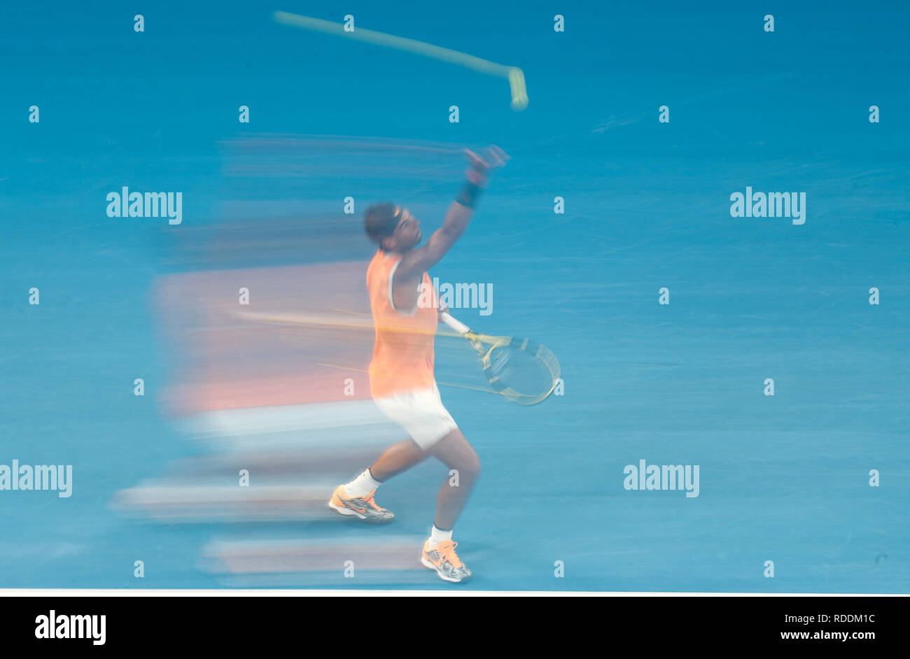 Melbourne, Australien. Jan, 2019 18. Rafael Nadal von Spanien dient während der Herren Einzel 3. Runde gegen Alex de Minaur von Australien der Australian Open in Melbourne, Australien, 18.01.2019. Credit: Bai Xuefei/Xinhua/Alamy leben Nachrichten Stockfoto