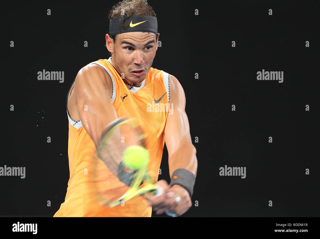 Melbourne, Australien. Jan, 2019 18. Rafael Nadal aus Spanien gibt die Kugel während der Herren Einzel 3. Runde gegen Alex de Minaur von Australien der Australian Open in Melbourne, Australien, 18.01.2019. Credit: Bai Xuefei/Xinhua/Alamy leben Nachrichten Stockfoto