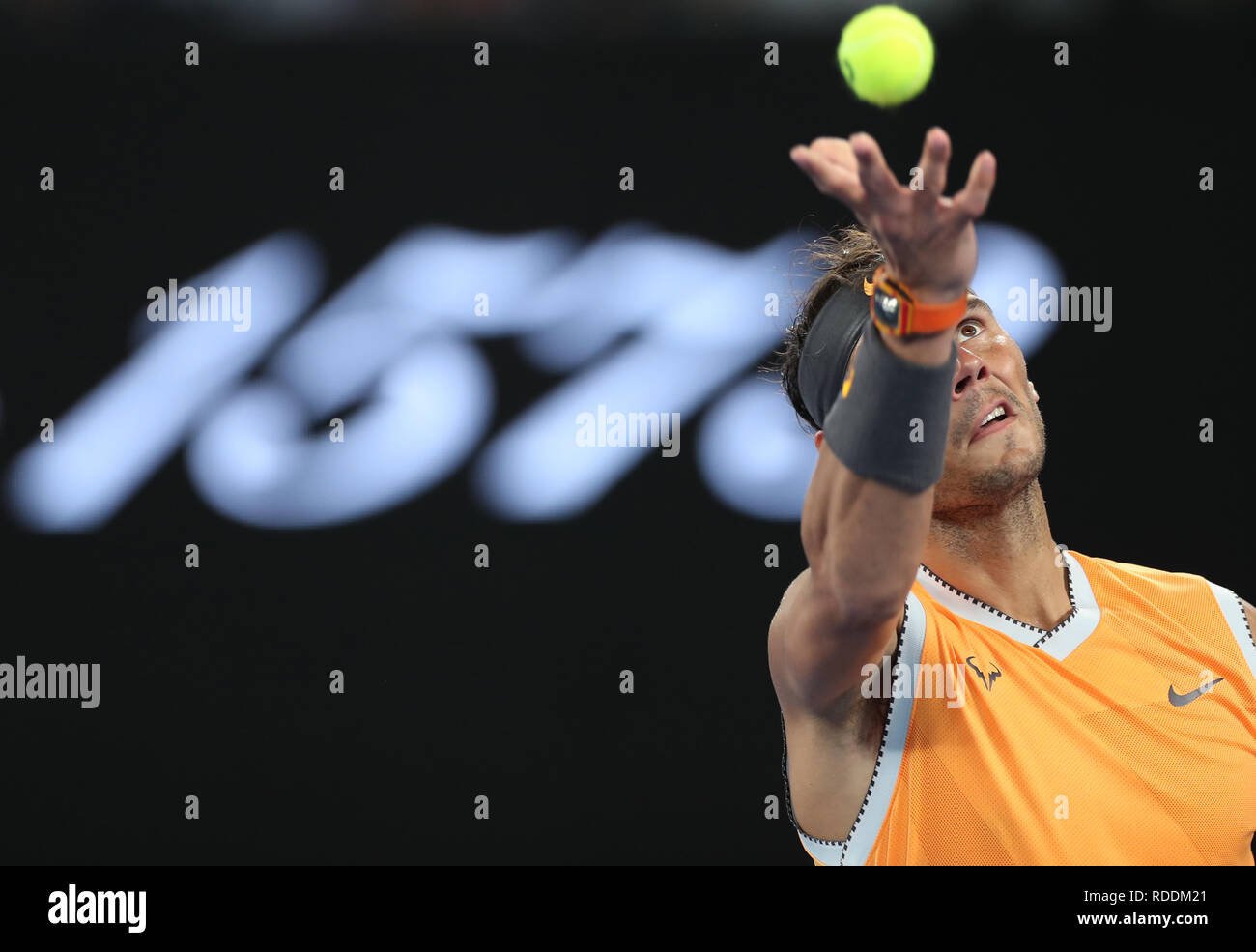 Melbourne, Australien. Jan, 2019 18. Rafael Nadal von Spanien dient während der Herren Einzel 3. Runde gegen Alex de Minaur von Australien der Australian Open in Melbourne, Australien, 18.01.2019. Credit: Bai Xuefei/Xinhua/Alamy leben Nachrichten Stockfoto
