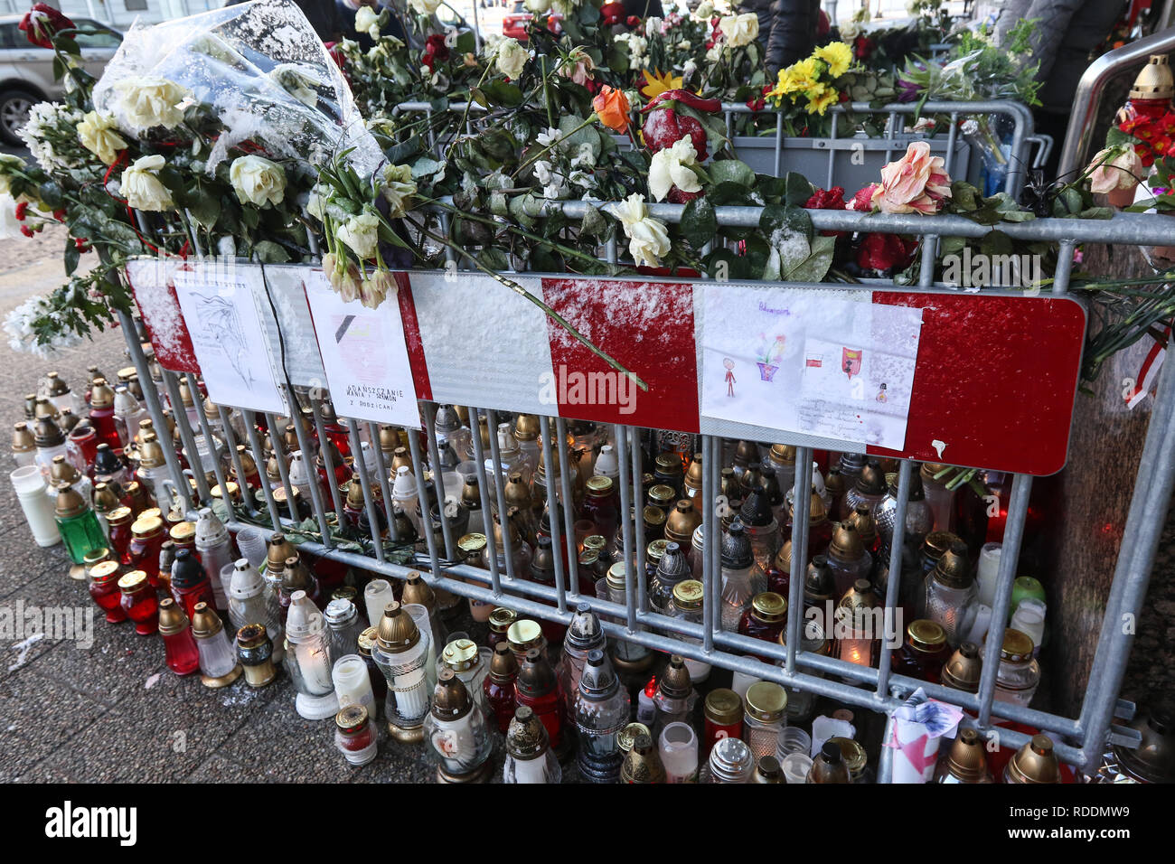 Danzig, Polen. 18. Jan 2019. Kerzen vor der Danziger Rathaus gesehen werden. Bürgermeister Pawel Ottar wurde an der Charity Veranstaltung am Sonntag, dem 13. Januar Credit erstochen: Max Ardulf/Alamy leben Nachrichten Stockfoto