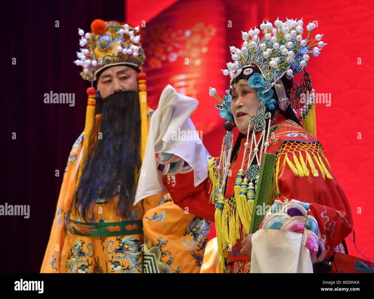 (190118) - Peking, Jan. 18, 2019 (Xinhua) - Zwei behinderte Menschen aus Jiuxian Gemeinde durchführen, Peking Oper in Jiuxian Township von yanqing Distrikt in Peking, der Hauptstadt von China, 18.01.2019. Eine Preisverleihung für behinderte Menschen wurde Freitag in Jiuxian Township, wo einige Auftritte von Vertretern aus Jiuxian und Stadt Zhangjiakou in der Provinz Hebei in China inszeniert wurden, statt. (Xinhua / Li Xin) Stockfoto