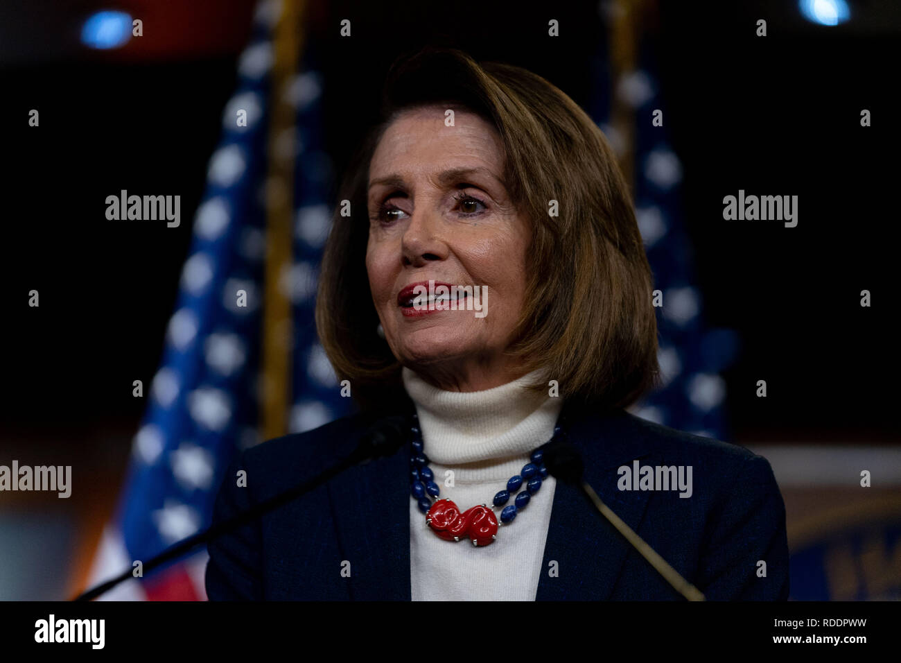 Washington, District of Columbia, USA. 17 Jan, 2019. Sprecherin des Repräsentantenhauses Nancy Pelosi beantwortet Fragen zu Verhandlungen um die Regierung herunterfahren und die Leugnung der Präsident eine Plattform im Haus anwesend, um sich seinen Zustand der Union zu liefern. Quelle: Douglas Christian/ZUMA Draht/Alamy leben Nachrichten Stockfoto