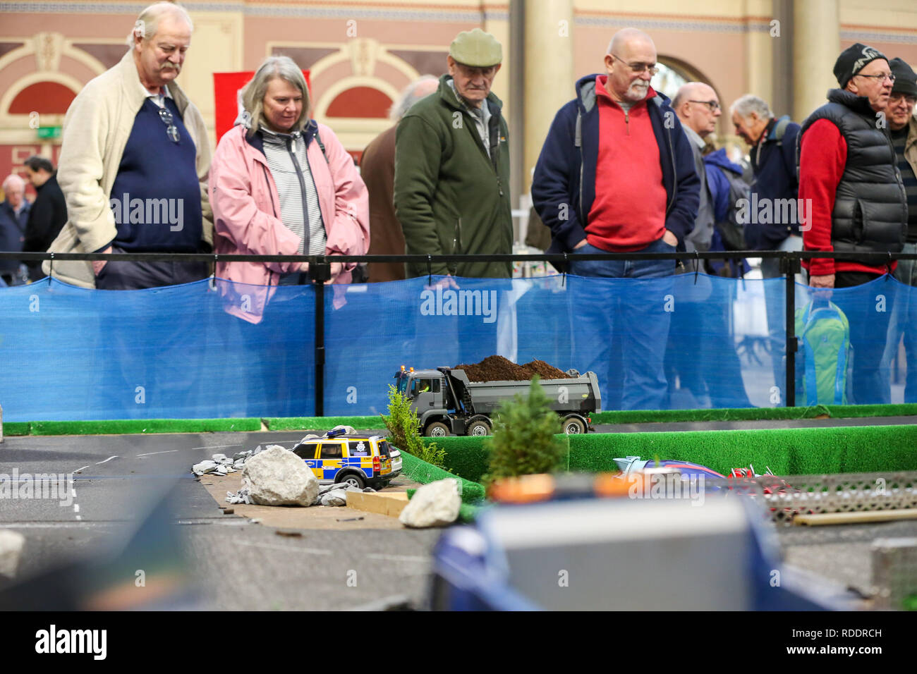 Enthusiasten und Liebhaber an der jährlichen London Model Engineering Ausstellung im Alexandra Palace gesehen werden, nördlich von London. Über 50 Vereine und Gesellschaften sind, die volle Bandbreite der Modellierung von traditionellen Model Engineering, Dampflokomotiven und Zugmaschinen bis hin zu den moderneren Geräte einschließlich Lkw, Boote, aero Flugzeuge und Hubschrauber mit fast 2.000 Modelle, die von ihren Mitgliedern aufgebaut. Stockfoto