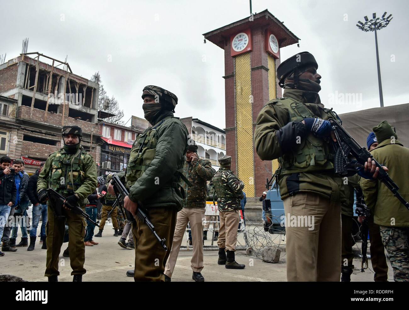 Srinagar, Kashmir. 18. Jan 2019. Die regierungstruppen gesehen Wache neben der Website, die nach der Granate angreifen. Militante lobbed eine Granate auf einem Polizei Partei in Srinagar Stadt, beschädigen einige Geschäfte in der Nähe, aber es gab keine Berichte über jeden Unfall, sagte die Polizei. Der Angriff kommt weniger als 10 Tage vor dem Tag der Republik feiern. Sicherheit im Kaschmir-tal hat vor Indiens 70th Tag der Republik erhöht. Credit: SOPA Images Limited/Alamy leben Nachrichten Stockfoto