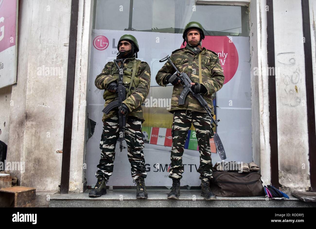 Srinagar, Kashmir. 18. Jan 2019. Die regierungstruppen gesehen Wache neben der Website, die nach der Granate angreifen. Militante lobbed eine Granate auf einem Polizei Partei in Srinagar Stadt, beschädigen einige Geschäfte in der Nähe, aber es gab keine Berichte über jeden Unfall, sagte die Polizei. Der Angriff kommt weniger als 10 Tage vor dem Tag der Republik feiern. Sicherheit im Kaschmir-tal hat vor Indiens 70th Tag der Republik erhöht. Credit: SOPA Images Limited/Alamy leben Nachrichten Stockfoto