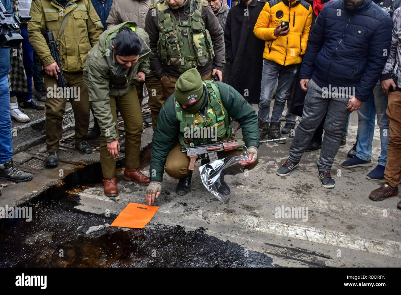 Srinagar, Kashmir. 18. Jan 2019. Den Streitkräften der Regierung gesehen, Überprüfung der Website nach der Granate angreifen. Militante lobbed eine Granate auf einem Polizei Partei in Srinagar Stadt, beschädigen einige Geschäfte in der Nähe, aber es gab keine Berichte über jeden Unfall, sagte die Polizei. Der Angriff kommt weniger als 10 Tage vor dem Tag der Republik feiern. Sicherheit im Kaschmir-tal hat vor Indiens 70th Tag der Republik erhöht. Credit: SOPA Images Limited/Alamy leben Nachrichten Stockfoto