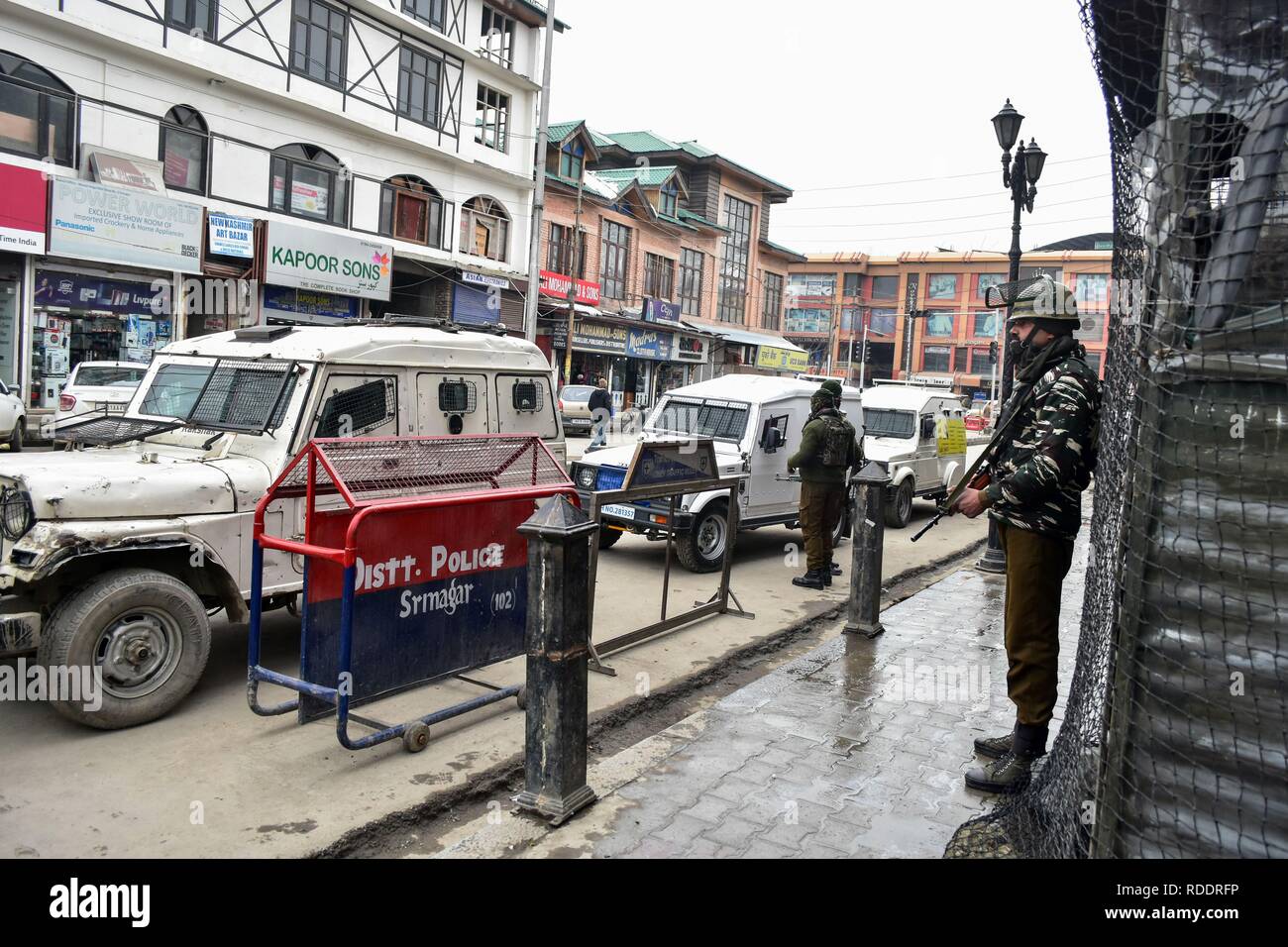 Srinagar, Kashmir. 18. Jan 2019. Die regierungstruppen gesehen Wache neben der Website, die nach der Granate angreifen. Militante lobbed eine Granate auf einem Polizei Partei in Srinagar Stadt, beschädigen einige Geschäfte in der Nähe, aber es gab keine Berichte über jeden Unfall, sagte die Polizei. Der Angriff kommt weniger als 10 Tage vor dem Tag der Republik feiern. Sicherheit im Kaschmir-tal hat vor Indiens 70th Tag der Republik erhöht. Credit: SOPA Images Limited/Alamy leben Nachrichten Stockfoto