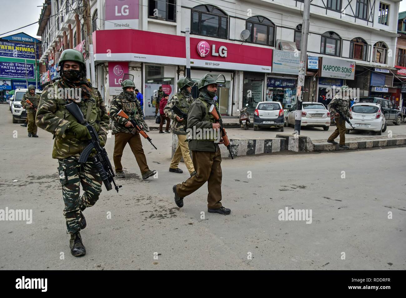 Srinagar, Kashmir. 18. Jan 2019. Die regierungstruppen patrouillieren gesehen nach der Granate angreifen. Militante lobbed eine Granate auf einem Polizei Partei in Srinagar Stadt, beschädigen einige Geschäfte in der Nähe, aber es gab keine Berichte über jeden Unfall, sagte die Polizei. Der Angriff kommt weniger als 10 Tage vor dem Tag der Republik feiern. Sicherheit im Kaschmir-tal hat vor Indiens 70th Tag der Republik erhöht. Credit: SOPA Images Limited/Alamy leben Nachrichten Stockfoto