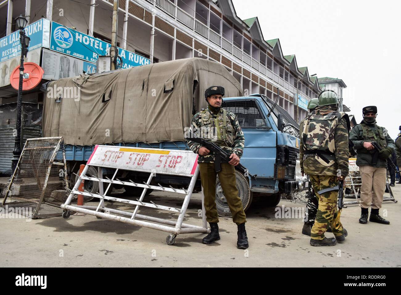 Srinagar, Kashmir. 18. Jan 2019. Die regierungstruppen gesehen Wache neben der Website, die nach der Granate angreifen. Militante lobbed eine Granate auf einem Polizei Partei in Srinagar Stadt, beschädigen einige Geschäfte in der Nähe, aber es gab keine Berichte über jeden Unfall, sagte die Polizei. Der Angriff kommt weniger als 10 Tage vor dem Tag der Republik feiern. Sicherheit im Kaschmir-tal hat vor Indiens 70th Tag der Republik erhöht. Credit: SOPA Images Limited/Alamy leben Nachrichten Stockfoto
