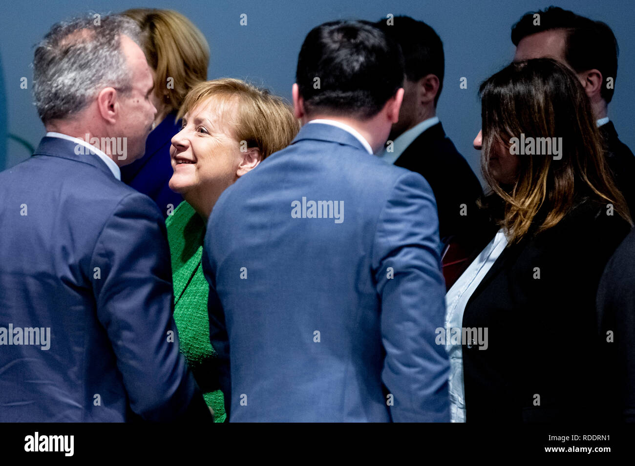 Berlin, Deutschland. Jan, 2019 18. Bundeskanzlerin Angela Merkel (2. von links, CDU) begrüßt die Teilnehmer der Internationalen Konferenz der globalen Landwirtschaft Minister' Forum für Ernährung und Landwirtschaft" (Gffa) auf der Internationalen Grünen Woche 2019, als sie den Saal verlässt. Die Messe für Ernährung, Landwirtschaft und Gartenbau (18-27 Januar) fand in Berlin zum ersten Mal im Jahre 1926. Das Partnerland ist in diesem Jahr Finnland. Credit: Christoph Soeder/dpa/Alamy leben Nachrichten Stockfoto