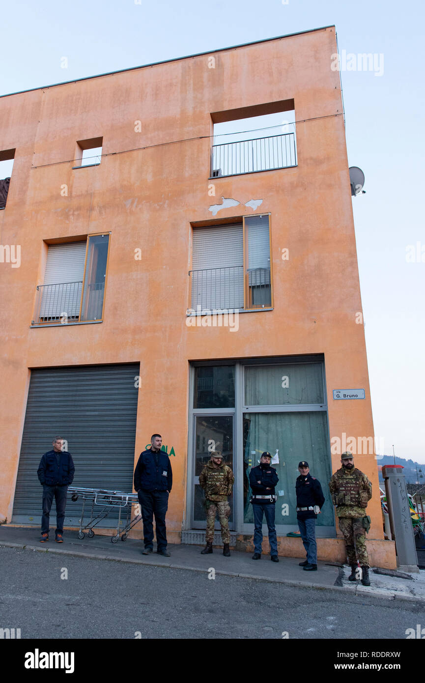 Foto LaPresse/Nicol &#xf2; Campo 18/01/2019 Turin (Italia) Cronaca Un cadavere&#xe8; Stato scoperto a Torino alle "ex-Moi, Mercato Ortofrutticolo trasformato in Villaggio Olimpico pro i GIOCHI INVERNALI del 2006 e in seguito occupato da numerosi migranti, per Cui&#xe8; im Corso un Progetto di sgombero. Il Corpo&#xe8; presumibilmente di un cittadino Extracomunitario. Sul posto Sono intervenuti La polizia e il medico-legale. Nella Foto: la Polizia Sul posto Foto/LaPresse Nicol &#xf2; Campo Januar 18, 2019 Turin (Italien) Nachrichten Ex-Moi Mord im Bild: Polizist Stockfoto