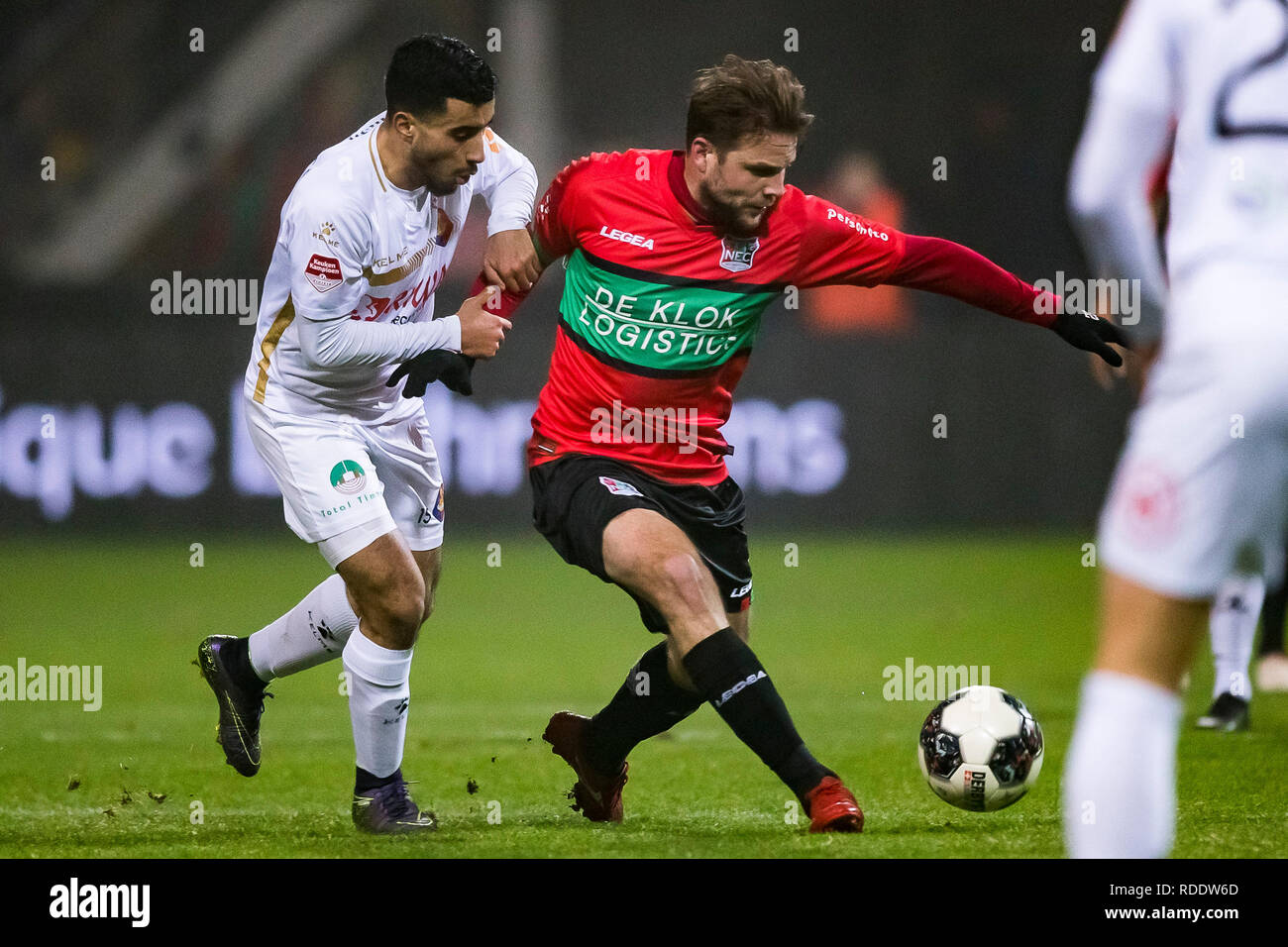 NIJMEGEN, NEC-Telstar, Fußball, Keuken Kampioen Divisie, Saison 2018-2019, 08-07-2019, Goffert Stadium, NEC Spieler Joey van den Berg (M), Telstar player Anass Najah (L) Stockfoto