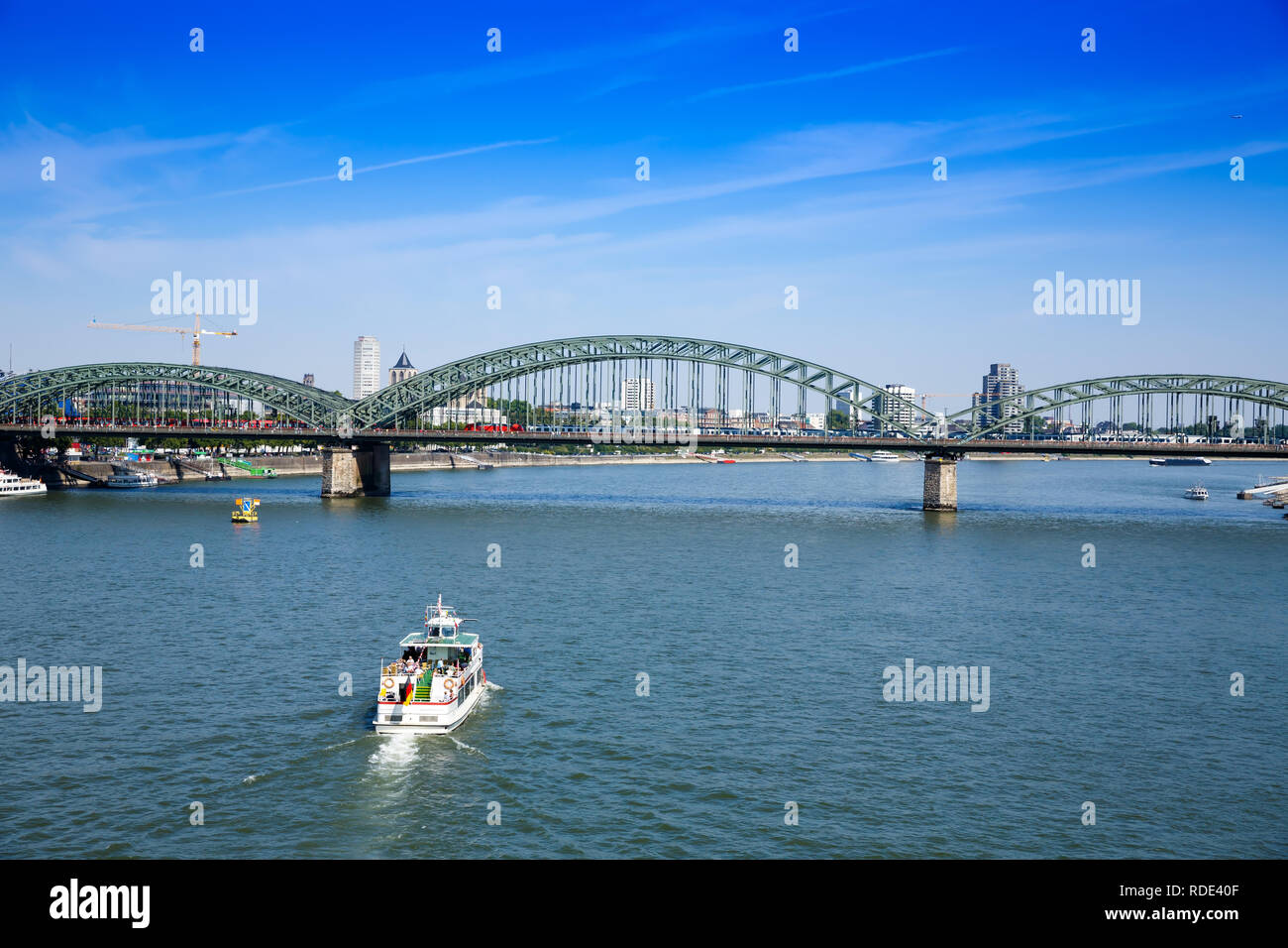 Hohenzollern Brücke über den Rhein in Köln. Stockfoto