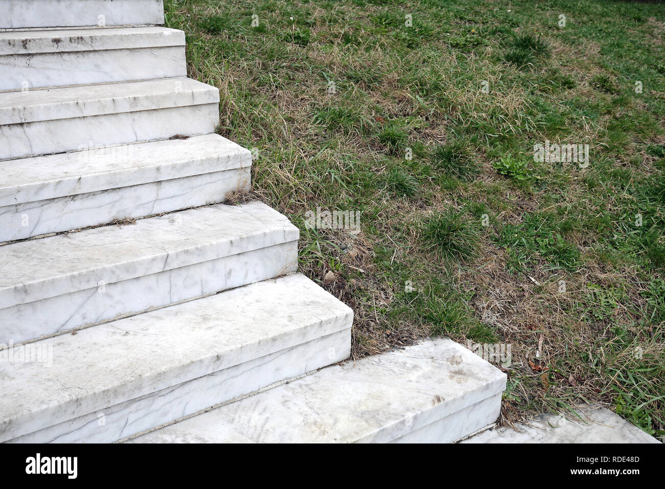 Weißer Marmor Stein Treppen und grünes Gras Stockfoto